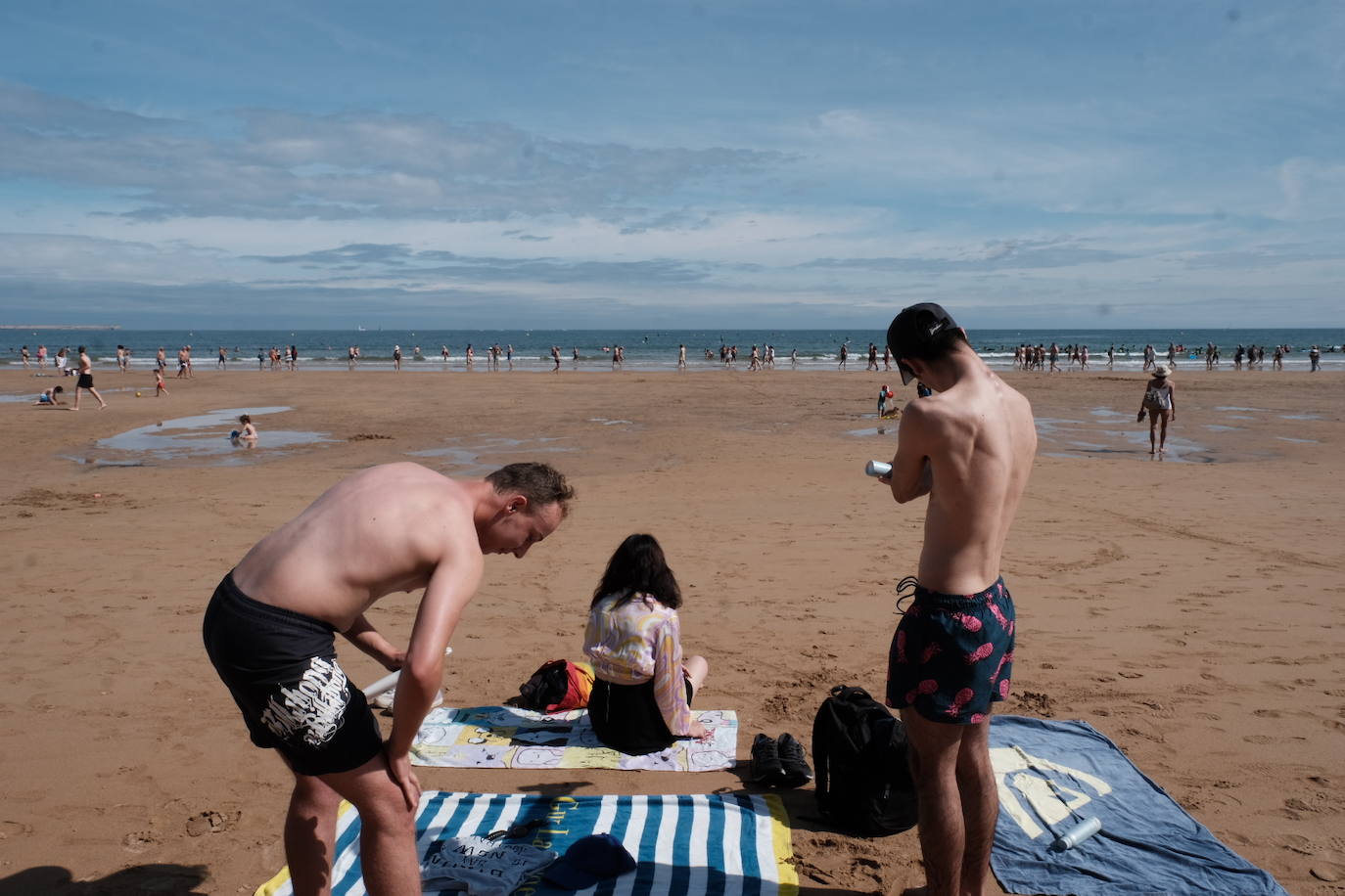 Los arenales de Gijón han estado a rebosar durante la primera parte de este soleado jueves. Sin embargo, el viento ha ido ganando protagonismo con el paso de las horas 