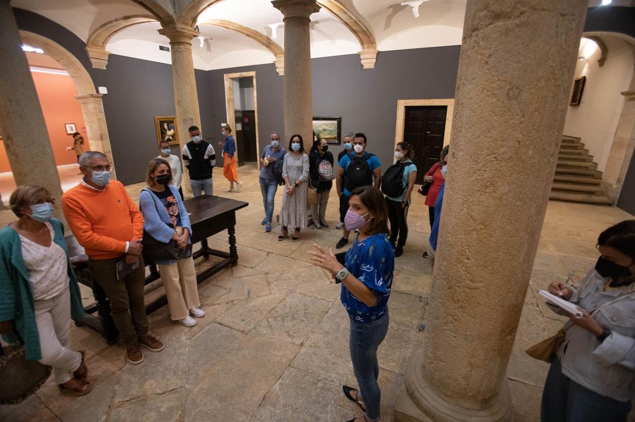 La visita guiada por la responsable del departamento de educación del Museo de Bellas Artes de Asturias fue, para muchos, «un lujo al lado de casa». 