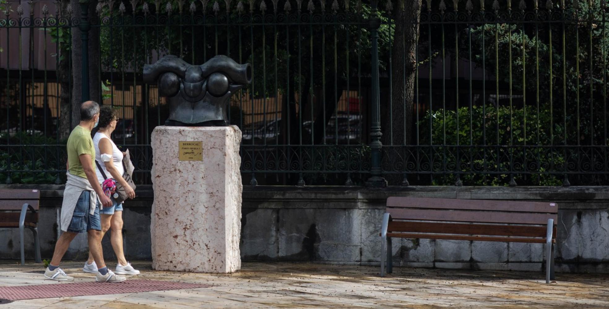 Oviedo. 'Busto' de Berrocal, que tiene otra obra, 'Diestro', en pleno centro de la ciudad. 