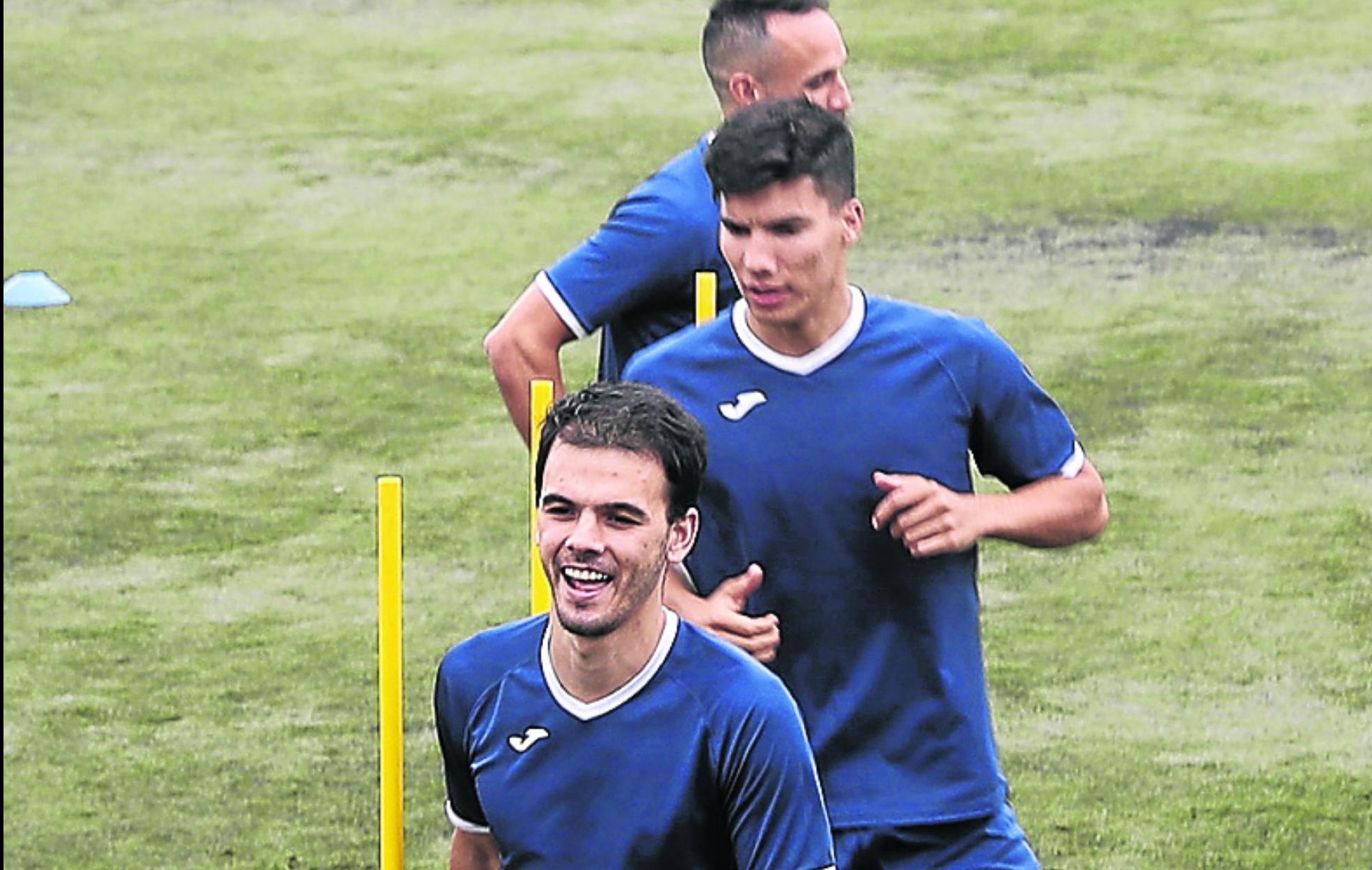 Juan Cueto, Óscar Fernández y Aitor Cañedo, durante un entrenamiento en Lloreda.