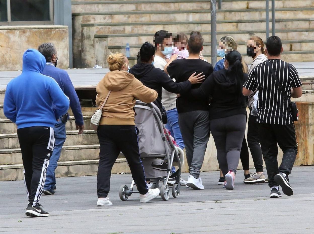 La pareja abraza a su hija, rodeada de varios familiares que llevaban horas esperando. 