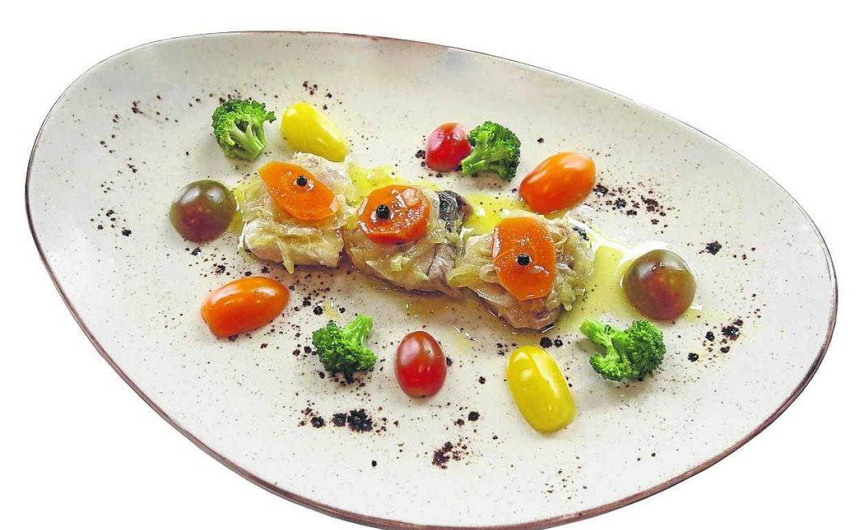 Bonito escabechado, tomatinos Cherry y brócoli