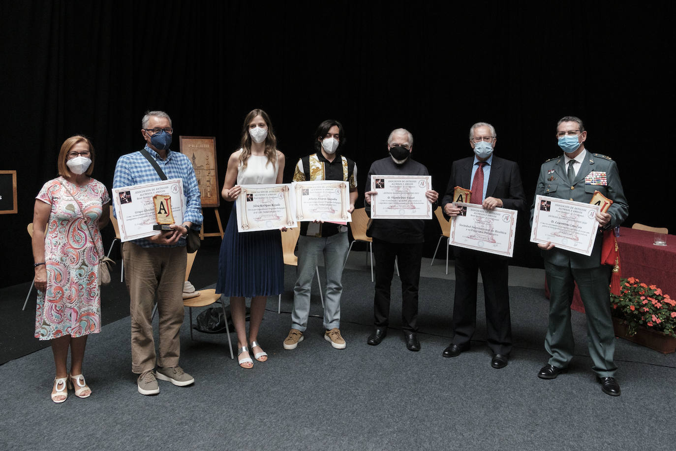 La Asociación de Antiguos Alumnos y Amigos del Real Instituto de Jovellanos ha otorgado el premio Campanil 2021 a la Sociedad Internacional de Bioética, que preside Marcelo Palacios. El premio Antiguo Alumno Distinguido ha sido para el arquitecto Vicente Díez Faixat. El acto ha tenido lugar en el Antiguo Instituto junto a los galardonados de la edición pasada, que no se pudo celebrar. Los premiados de 2020 fueron el teniente general Laurentino Ceña Coro y el Grupo Eleuterio Quintanilla.