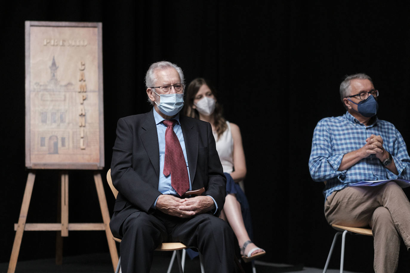 La Asociación de Antiguos Alumnos y Amigos del Real Instituto de Jovellanos ha otorgado el premio Campanil 2021 a la Sociedad Internacional de Bioética, que preside Marcelo Palacios. El premio Antiguo Alumno Distinguido ha sido para el arquitecto Vicente Díez Faixat. El acto ha tenido lugar en el Antiguo Instituto junto a los galardonados de la edición pasada, que no se pudo celebrar. Los premiados de 2020 fueron el teniente general Laurentino Ceña Coro y el Grupo Eleuterio Quintanilla.