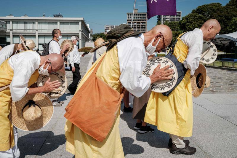 Supervivientes, allegados y grandes dignatarios han asistido a la ceremonia con la que se conmemoraba el lanzamiento de la bomba atómica sobre Hiroshima el 6 de agosto de1945 y que dejó 140.000 muertos. Los participantes guardaron un minuto de silencio a las 08:15 horas coincidiendo con el momento en que comenzó el ataque estadounidense. Además, han urgido al Gobierno nipón a firmar de forma «inmediata» el Tratado para la Prohibición de Armas Nucleares.