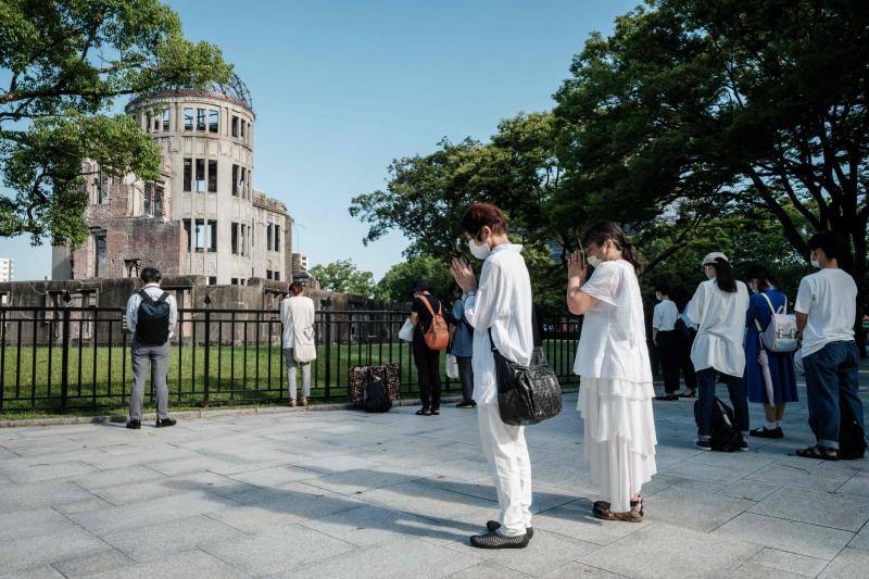 Supervivientes, allegados y grandes dignatarios han asistido a la ceremonia con la que se conmemoraba el lanzamiento de la bomba atómica sobre Hiroshima el 6 de agosto de1945 y que dejó 140.000 muertos. Los participantes guardaron un minuto de silencio a las 08:15 horas coincidiendo con el momento en que comenzó el ataque estadounidense. Además, han urgido al Gobierno nipón a firmar de forma «inmediata» el Tratado para la Prohibición de Armas Nucleares.