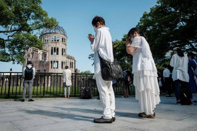 Supervivientes, allegados y grandes dignatarios han asistido a la ceremonia con la que se conmemoraba el lanzamiento de la bomba atómica sobre Hiroshima el 6 de agosto de1945 y que dejó 140.000 muertos. Los participantes guardaron un minuto de silencio a las 08:15 horas coincidiendo con el momento en que comenzó el ataque estadounidense. Además, han urgido al Gobierno nipón a firmar de forma «inmediata» el Tratado para la Prohibición de Armas Nucleares.