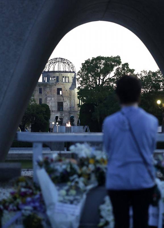 Supervivientes, allegados y grandes dignatarios han asistido a la ceremonia con la que se conmemoraba el lanzamiento de la bomba atómica sobre Hiroshima el 6 de agosto de1945 y que dejó 140.000 muertos. Los participantes guardaron un minuto de silencio a las 08:15 horas coincidiendo con el momento en que comenzó el ataque estadounidense. Además, han urgido al Gobierno nipón a firmar de forma «inmediata» el Tratado para la Prohibición de Armas Nucleares.