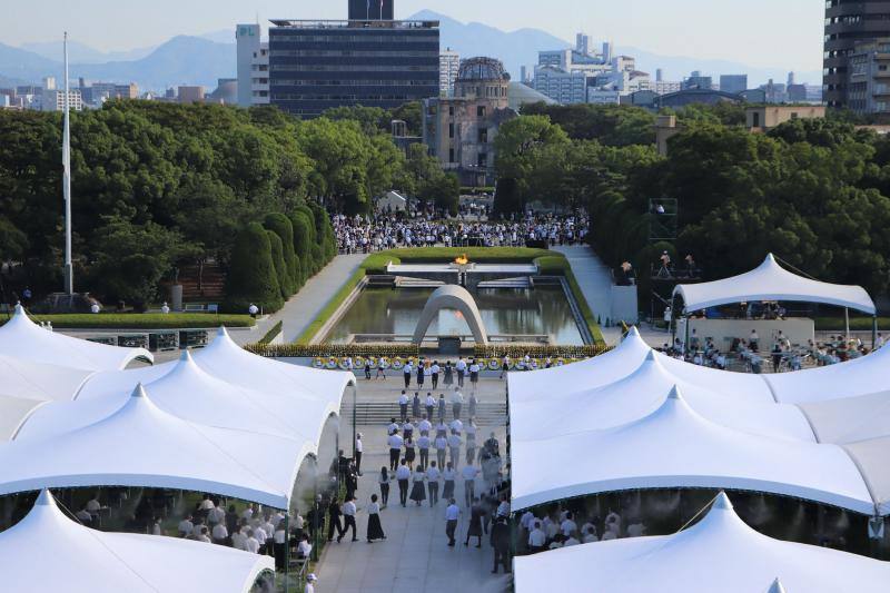 Supervivientes, allegados y grandes dignatarios han asistido a la ceremonia con la que se conmemoraba el lanzamiento de la bomba atómica sobre Hiroshima el 6 de agosto de1945 y que dejó 140.000 muertos. Los participantes guardaron un minuto de silencio a las 08:15 horas coincidiendo con el momento en que comenzó el ataque estadounidense. Además, han urgido al Gobierno nipón a firmar de forma «inmediata» el Tratado para la Prohibición de Armas Nucleares.