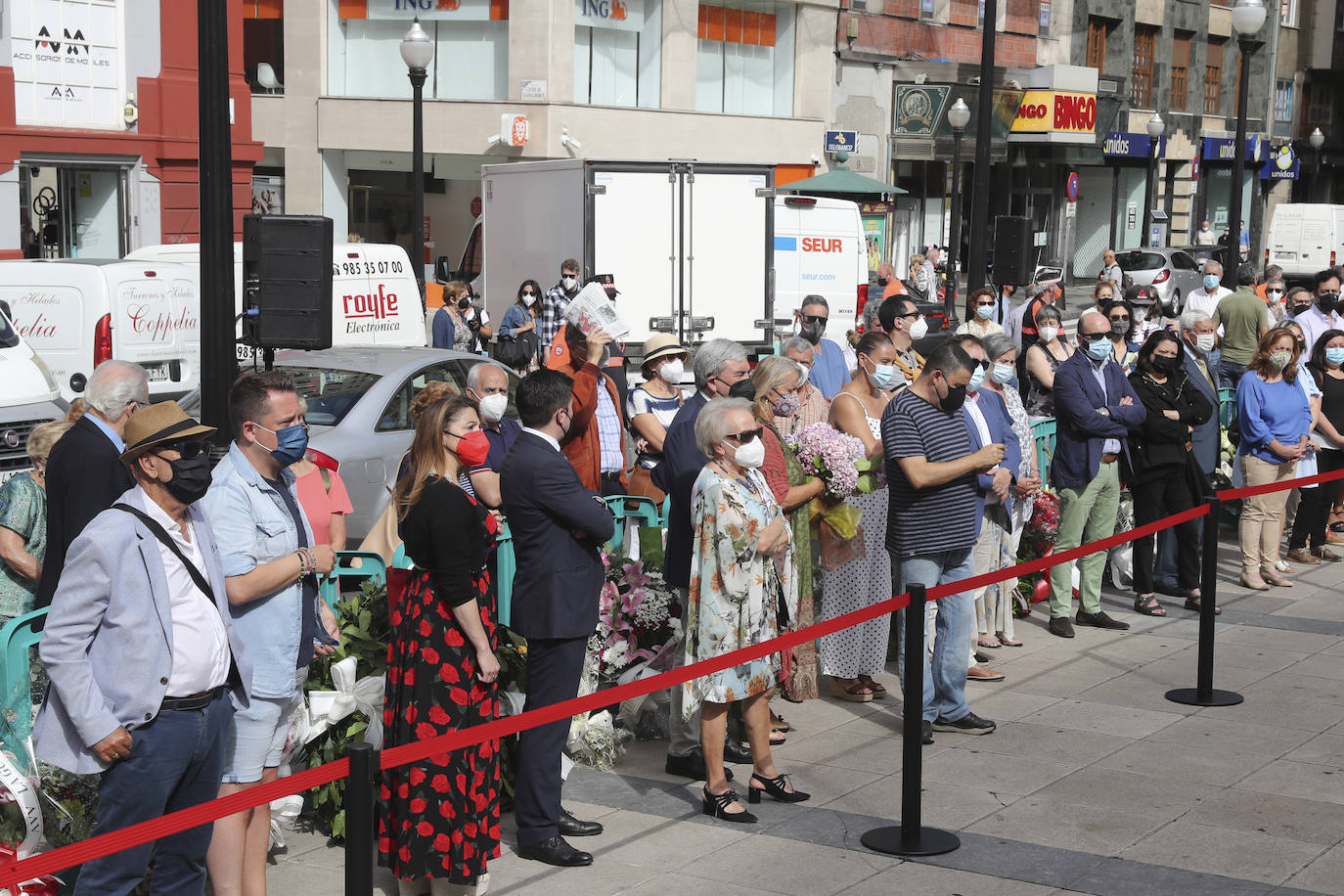 Como cada año, Gijón celebra la tradicional ofrenda floral a Gaspar Melchor de Jovellanos ante su estatua de la plaza del Seis de Agosto, que cumple 130 años.