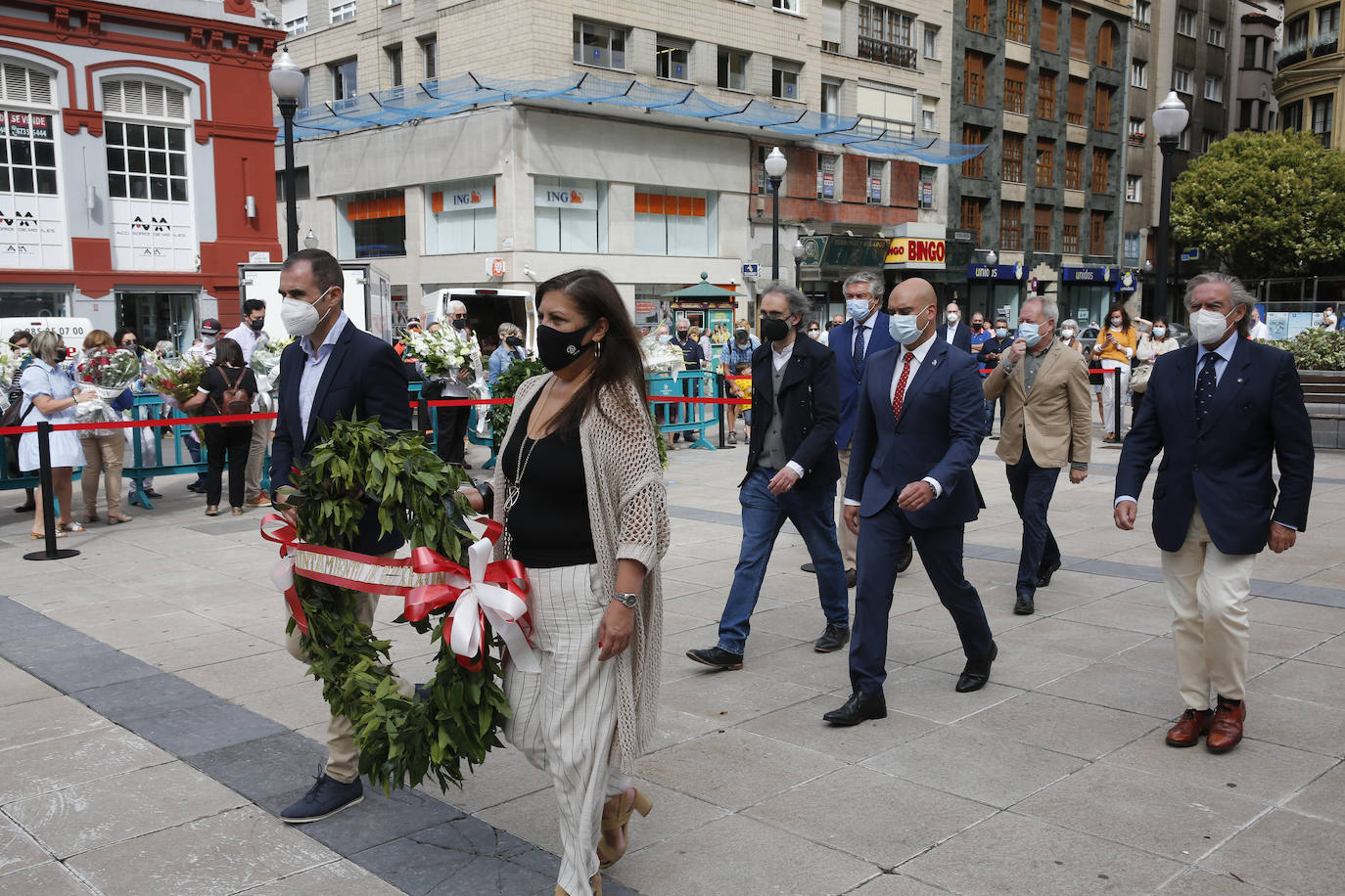 Como cada año, Gijón celebra la tradicional ofrenda floral a Gaspar Melchor de Jovellanos ante su estatua de la plaza del Seis de Agosto, que cumple 130 años.