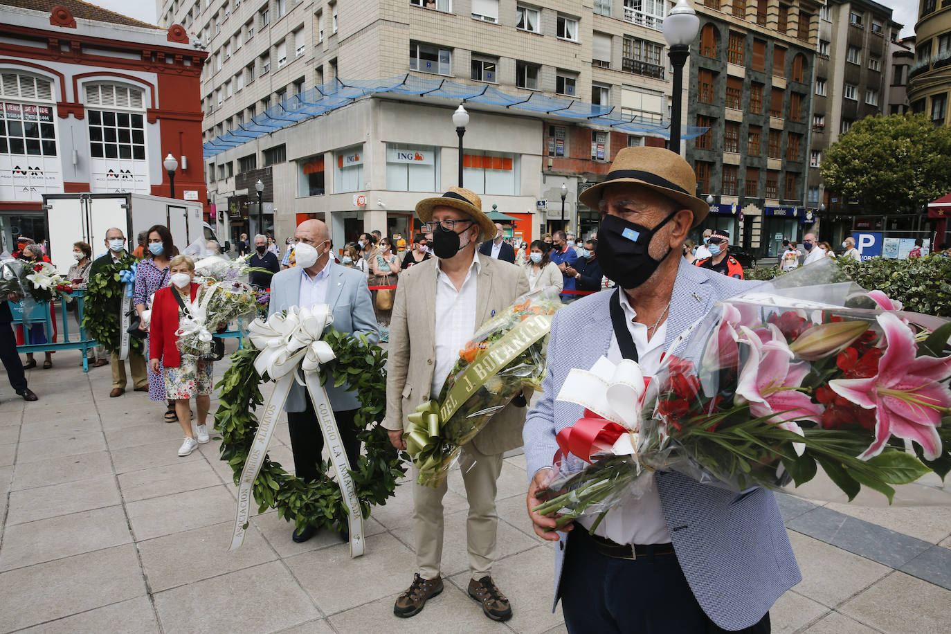 Como cada año, Gijón celebra la tradicional ofrenda floral a Gaspar Melchor de Jovellanos ante su estatua de la plaza del Seis de Agosto, que cumple 130 años.
