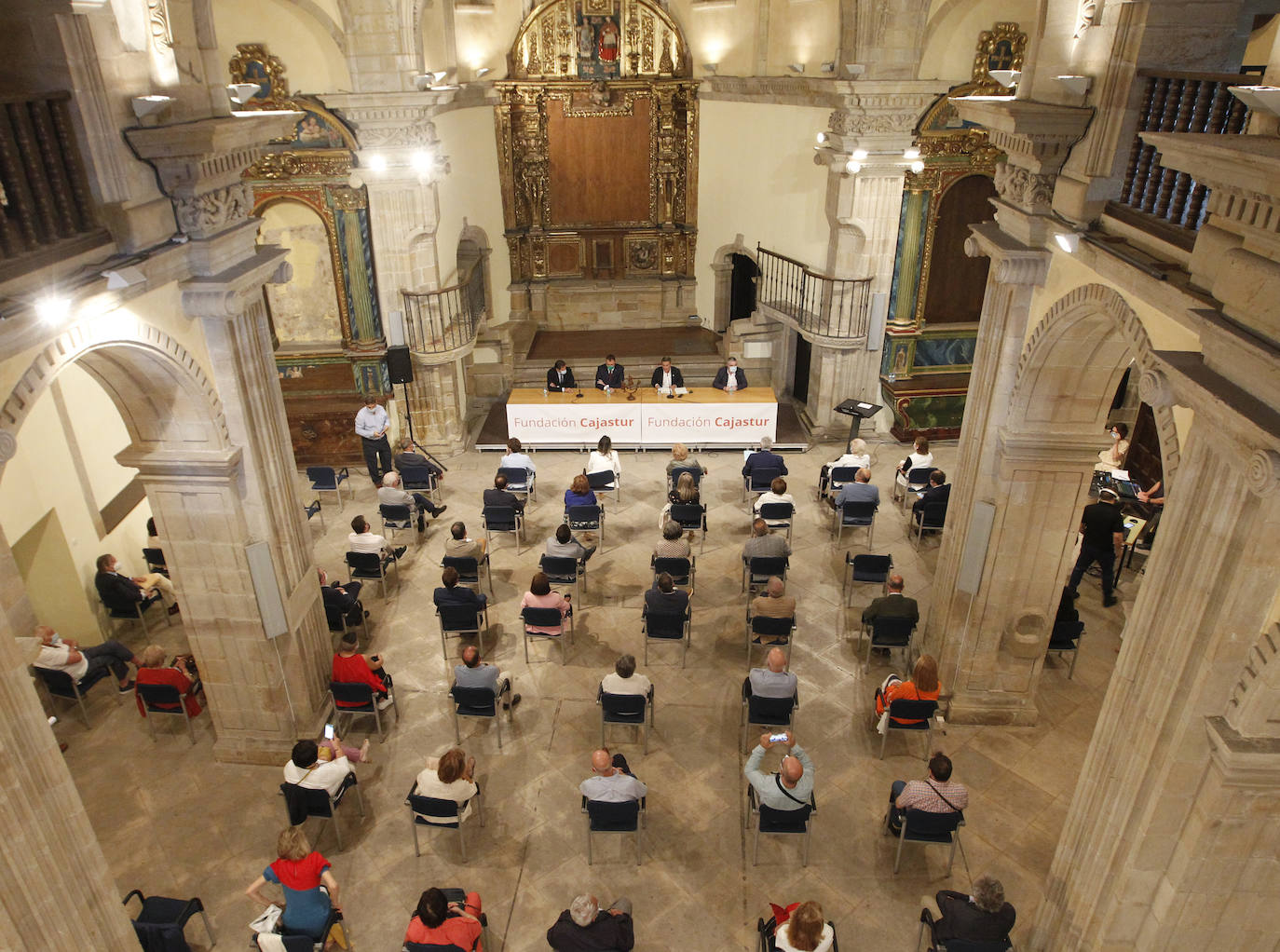 El expresidente del Principado de Asturias Javier Fernández ha recibido este viernes el Carabela 2020, el máximo galardón que otorga la Federación Internacional de Centros Asturianos. El actual presidente, Adrián Barbón fue el encargado de entregarle el premio y anunció una oficina del retornado