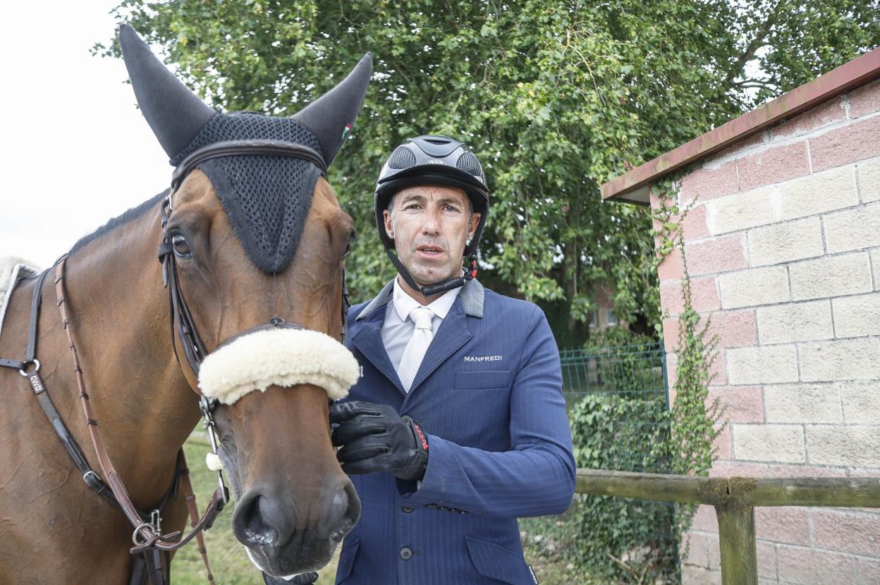 Gerardo Menéndez, con uno de los caballos con los que compitió ayer en El Chas. 