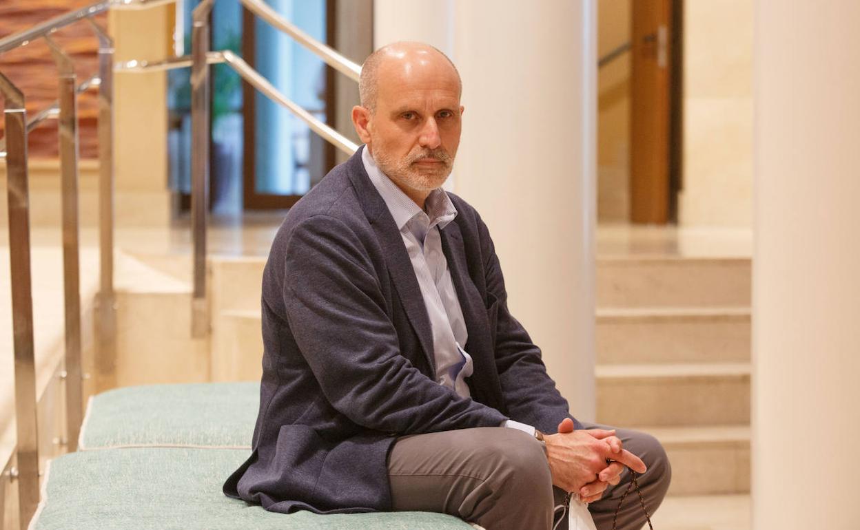 Claudio Rodríguez, en el hotel Palacio de Avilés, donde se desarrollan los Cursos de La Granda. 