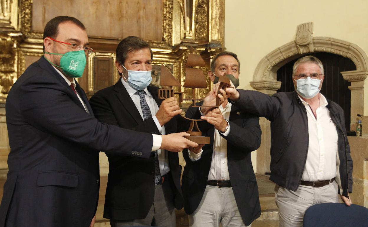 De izquierda a derecha: el presidente del Principado, Adrián Barbón; el expresidente del Principado Javier Fernández, el presidente de la FICA, Manuel de Barros; y el secretario de la Fundación Bancaria Cajastur, Gregorio Pérez. 