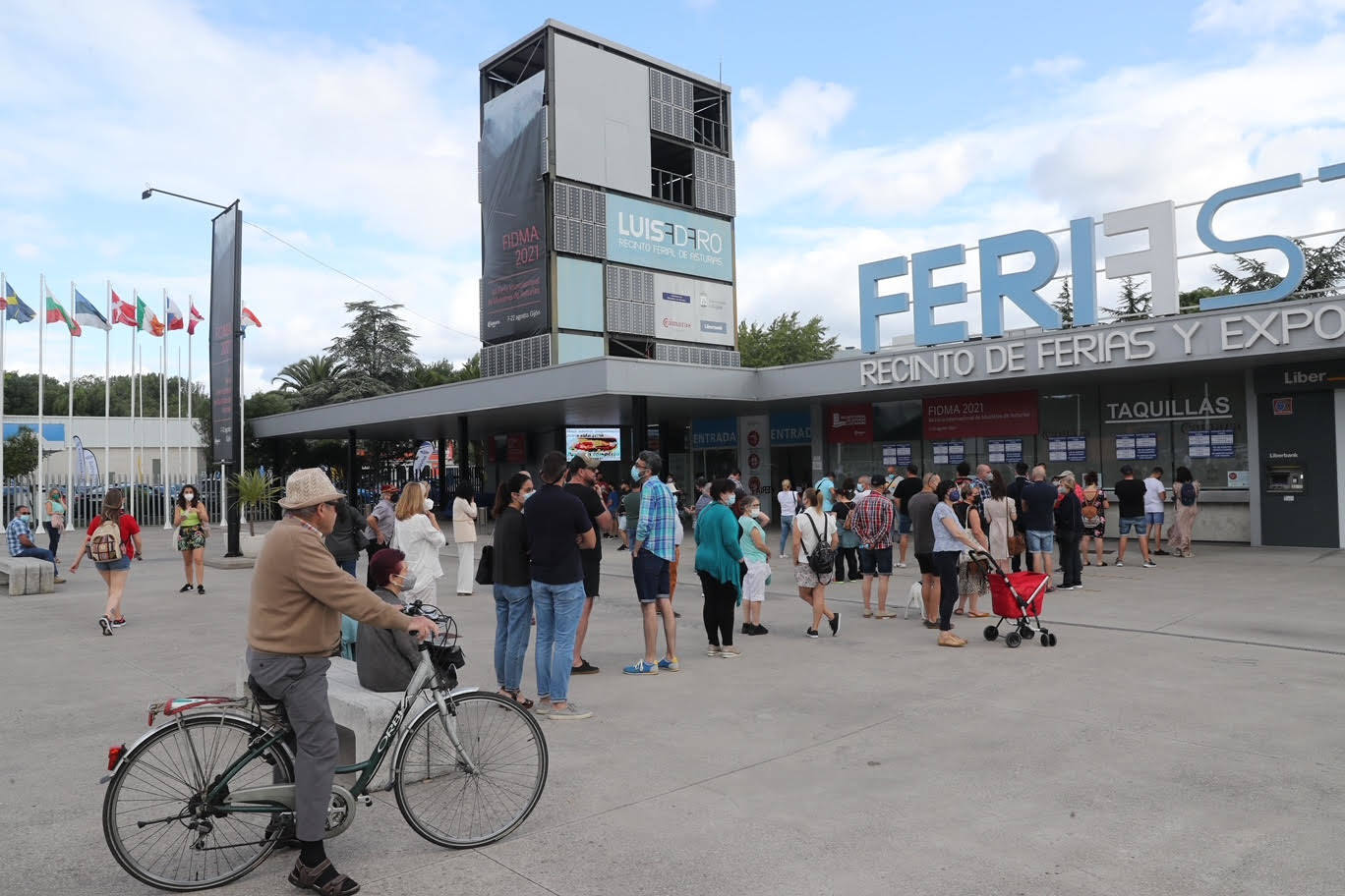 Cientos de personas hacían cola a las puertas del recinto ferial Luis Adaro de Gijón minutos antes de su apertura para disfrutar de los primeros compases de la Feria de Muestras de Asturias tras un año de ausencia.