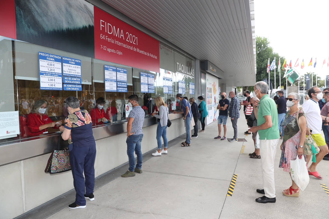 Cientos de personas hacían cola a las puertas del recinto ferial Luis Adaro de Gijón minutos antes de su apertura para disfrutar de los primeros compases de la Feria de Muestras de Asturias tras un año de ausencia.