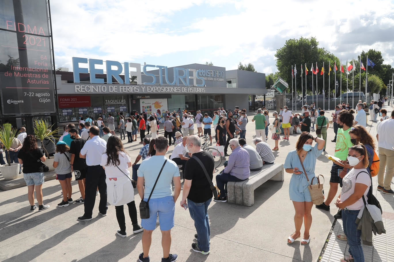 Cientos de personas hacían cola a las puertas del recinto ferial Luis Adaro de Gijón minutos antes de su apertura para disfrutar de los primeros compases de la Feria de Muestras de Asturias tras un año de ausencia.