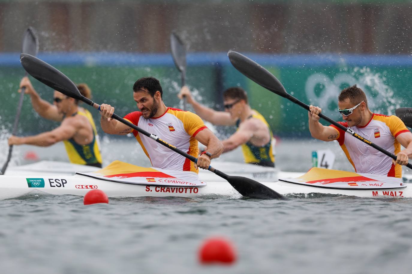 El equipo español de K-4 500 se ha hecho esta madrugada con una nueva medalla para la delegación española en Tokio. Marcus Walz, Carlos Arévalo y Rodrigo Germade y Saúl Craviotto han obtenido una meritoria plata tras haber rozado el oro con la punta de los dedos, que finalmente han ganado los alemanes. Craviotto, catalán afincado hace años en Gijón, se convierte con esta presea en el olímpico español más laureado junto al piragüista David Cal, con un total de 4 melladas, hito que tratará de superar en París 2024, donde prevé competir. 