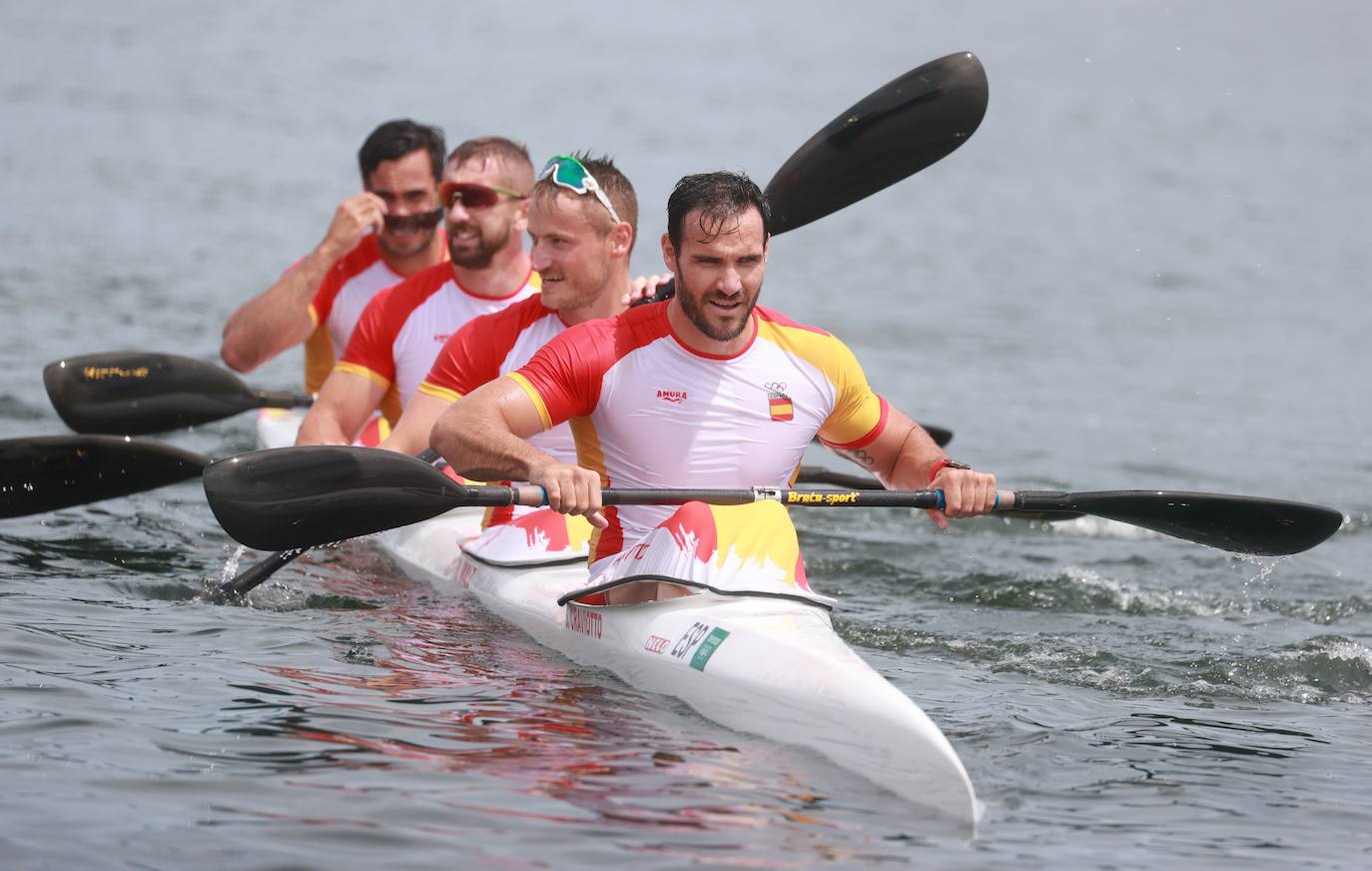 El equipo español de K-4 500 se ha hecho esta madrugada con una nueva medalla para la delegación española en Tokio. Marcus Walz, Carlos Arévalo y Rodrigo Germade y Saúl Craviotto han obtenido una meritoria plata tras haber rozado el oro con la punta de los dedos, que finalmente han ganado los alemanes. Craviotto, catalán afincado hace años en Gijón, se convierte con esta presea en el olímpico español más laureado junto al piragüista David Cal, con un total de 4 melladas, hito que tratará de superar en París 2024, donde prevé competir. 