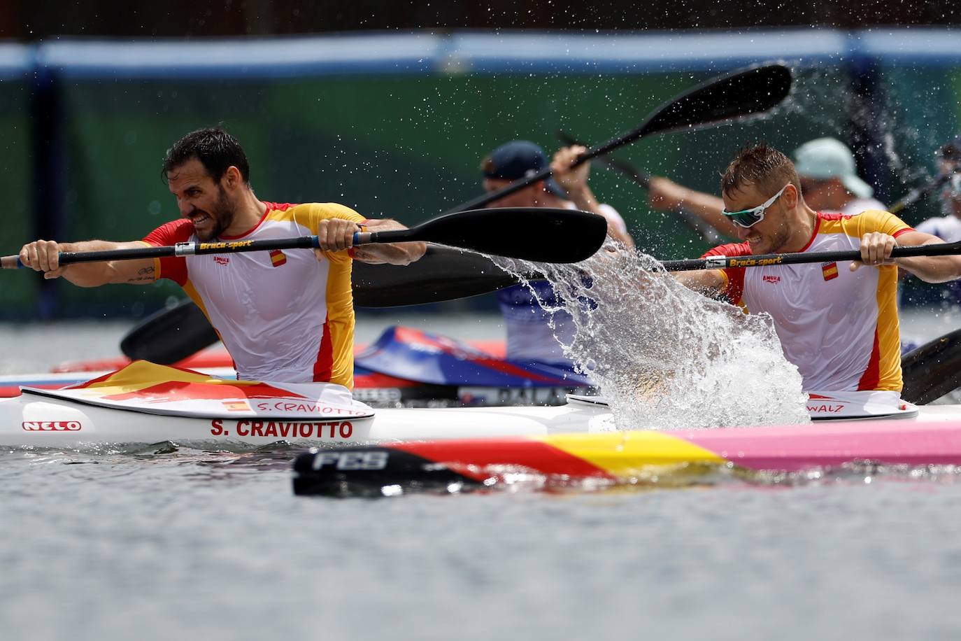 El equipo español de K-4 500 se ha hecho esta madrugada con una nueva medalla para la delegación española en Tokio. Marcus Walz, Carlos Arévalo y Rodrigo Germade y Saúl Craviotto han obtenido una meritoria plata tras haber rozado el oro con la punta de los dedos, que finalmente han ganado los alemanes. Craviotto, catalán afincado hace años en Gijón, se convierte con esta presea en el olímpico español más laureado junto al piragüista David Cal, con un total de 4 melladas, hito que tratará de superar en París 2024, donde prevé competir. 