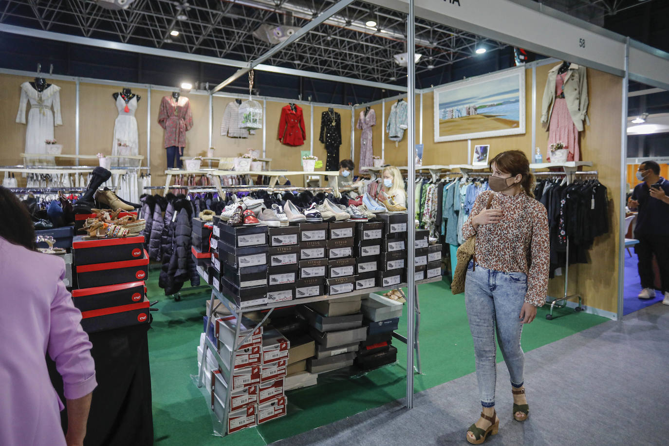 La primera jornada de la Feria de Muestras del Principado de Asturias (Fidma) ha arrancado con largas colas en el acceso al recinto y estrictas medidas de seguridad frente a la covid. Una vez dentro, los visitantes han podido disfrutar de todos los estands que se exponen en el recinto Luis Adaro, que en esta ocasión ha visto su aforo simultaneo reducido al 50 % para evitar aglomeraciones 