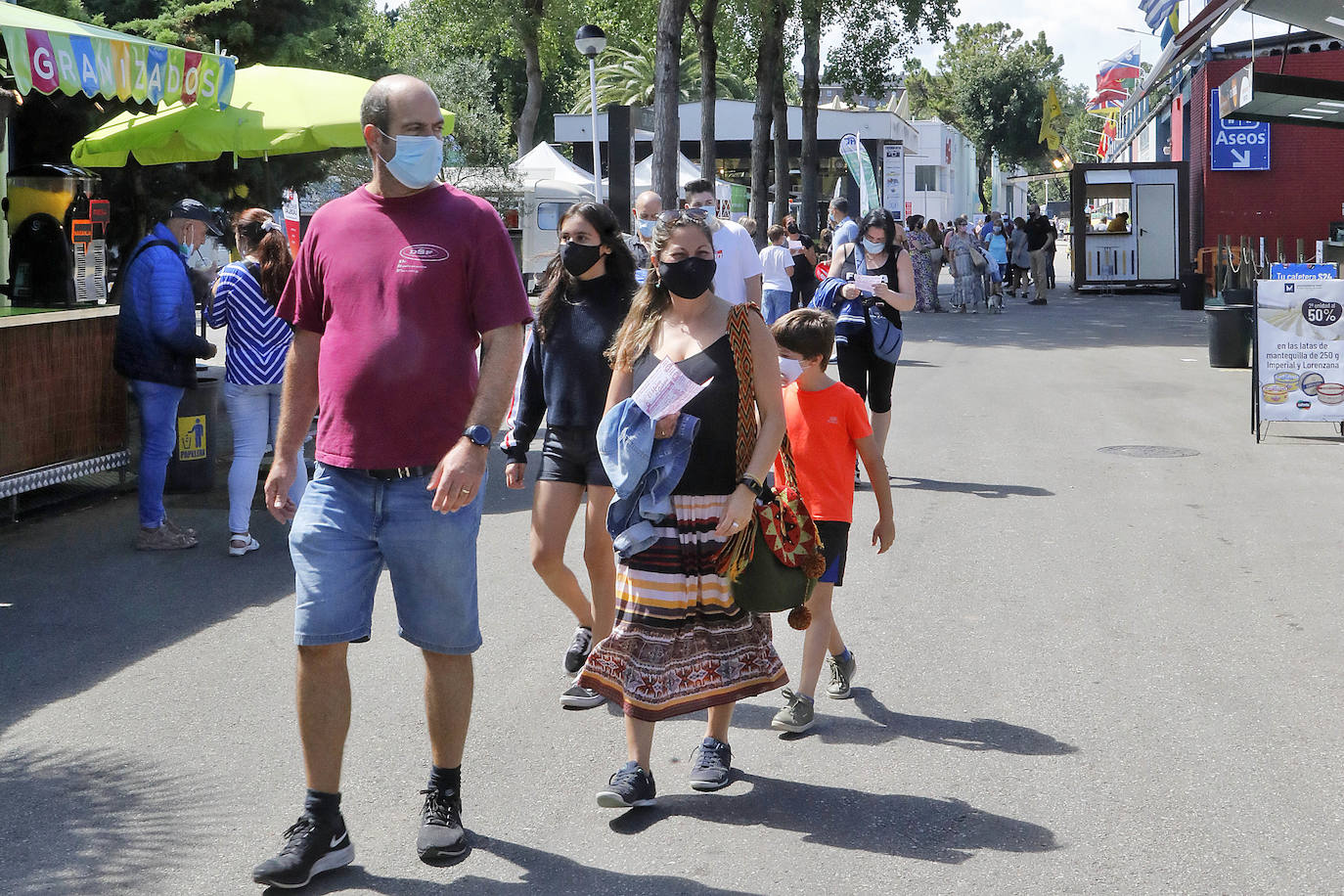 La primera jornada de la Feria de Muestras del Principado de Asturias (Fidma) ha arrancado con largas colas en el acceso al recinto y estrictas medidas de seguridad frente a la covid. Una vez dentro, los visitantes han podido disfrutar de todos los estands que se exponen en el recinto Luis Adaro, que en esta ocasión ha visto su aforo simultaneo reducido al 50 % para evitar aglomeraciones 