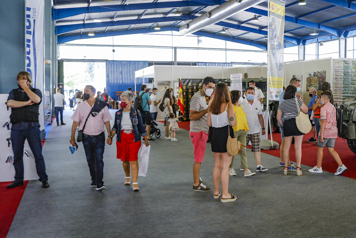 La primera jornada de la Feria de Muestras del Principado de Asturias (Fidma) ha arrancado con largas colas en el acceso al recinto y estrictas medidas de seguridad frente a la covid. Una vez dentro, los visitantes han podido disfrutar de todos los estands que se exponen en el recinto Luis Adaro, que en esta ocasión ha visto su aforo simultaneo reducido al 50 % para evitar aglomeraciones 