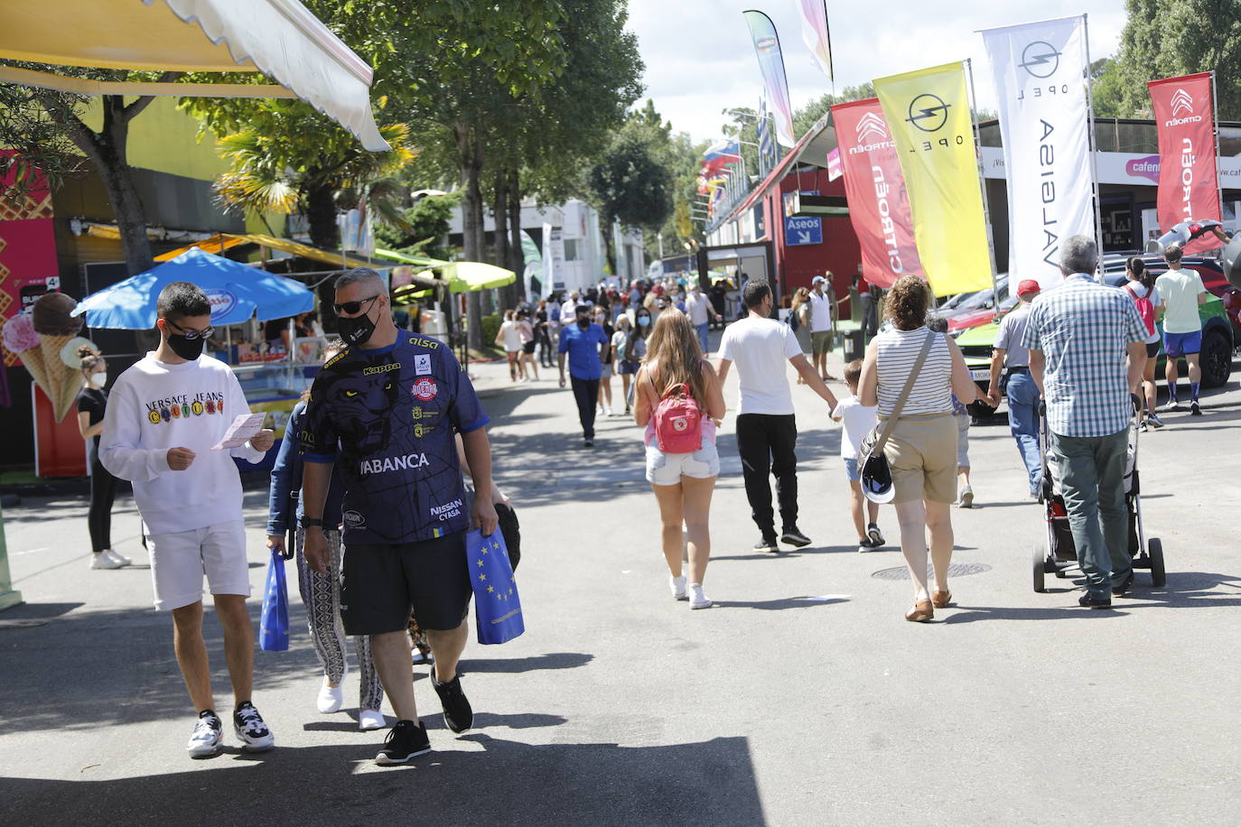 La primera jornada de la Feria de Muestras del Principado de Asturias (Fidma) ha arrancado con largas colas en el acceso al recinto y estrictas medidas de seguridad frente a la covid. Una vez dentro, los visitantes han podido disfrutar de todos los estands que se exponen en el recinto Luis Adaro, que en esta ocasión ha visto su aforo simultaneo reducido al 50 % para evitar aglomeraciones 