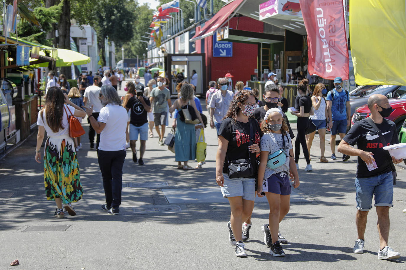 La primera jornada de la Feria de Muestras del Principado de Asturias (Fidma) ha arrancado con largas colas en el acceso al recinto y estrictas medidas de seguridad frente a la covid. Una vez dentro, los visitantes han podido disfrutar de todos los estands que se exponen en el recinto Luis Adaro, que en esta ocasión ha visto su aforo simultaneo reducido al 50 % para evitar aglomeraciones 