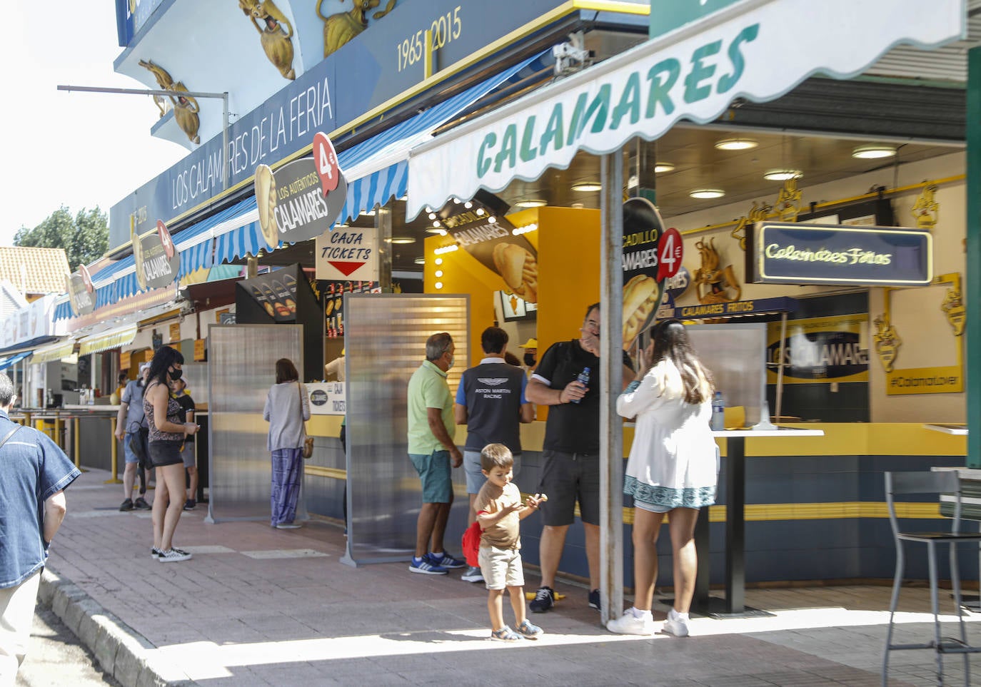 La primera jornada de la Feria de Muestras del Principado de Asturias (Fidma) ha arrancado con largas colas en el acceso al recinto y estrictas medidas de seguridad frente a la covid. Una vez dentro, los visitantes han podido disfrutar de todos los estands que se exponen en el recinto Luis Adaro, que en esta ocasión ha visto su aforo simultaneo reducido al 50 % para evitar aglomeraciones 