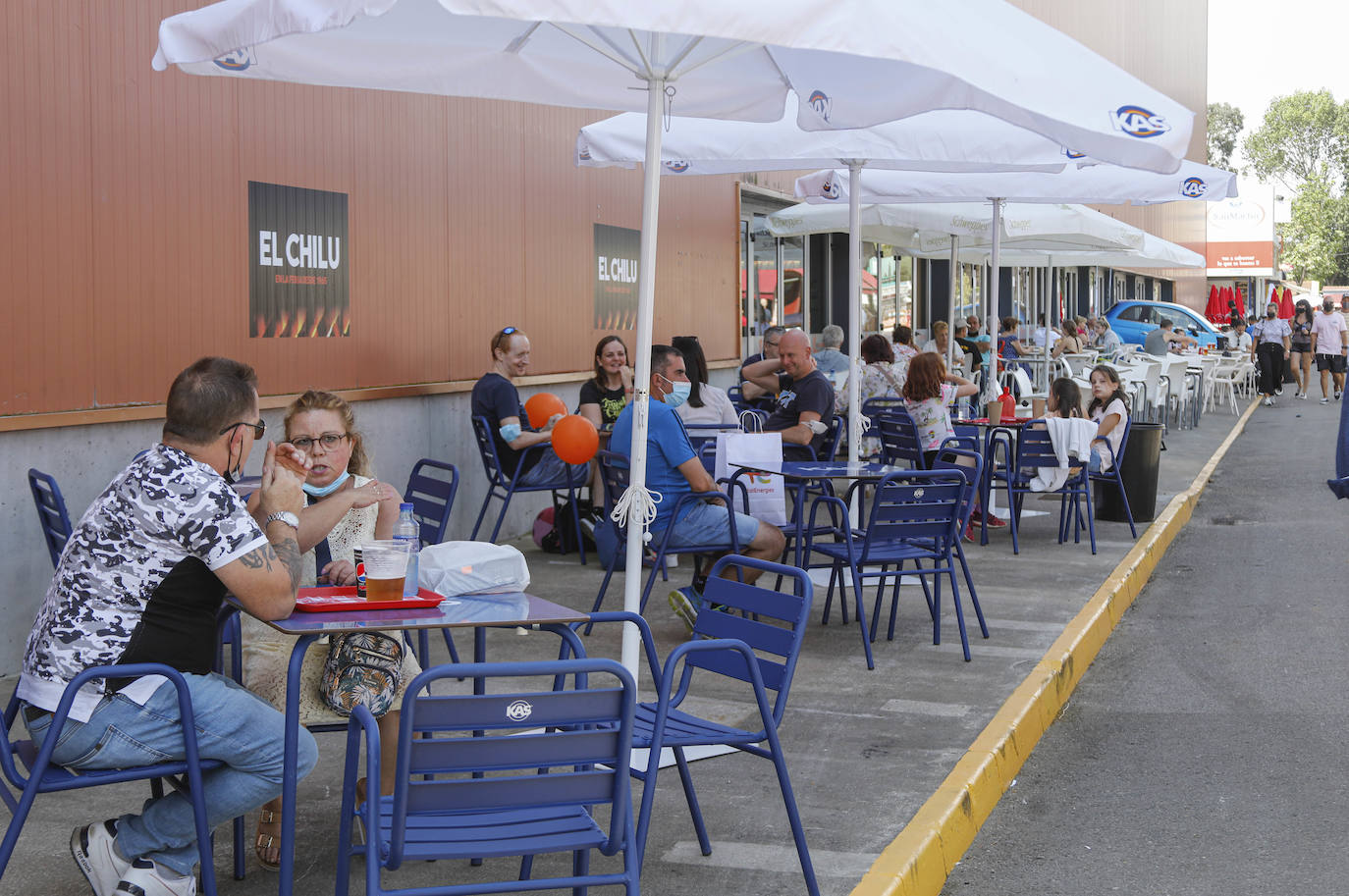 La primera jornada de la Feria de Muestras del Principado de Asturias (Fidma) ha arrancado con largas colas en el acceso al recinto y estrictas medidas de seguridad frente a la covid. Una vez dentro, los visitantes han podido disfrutar de todos los estands que se exponen en el recinto Luis Adaro, que en esta ocasión ha visto su aforo simultaneo reducido al 50 % para evitar aglomeraciones 