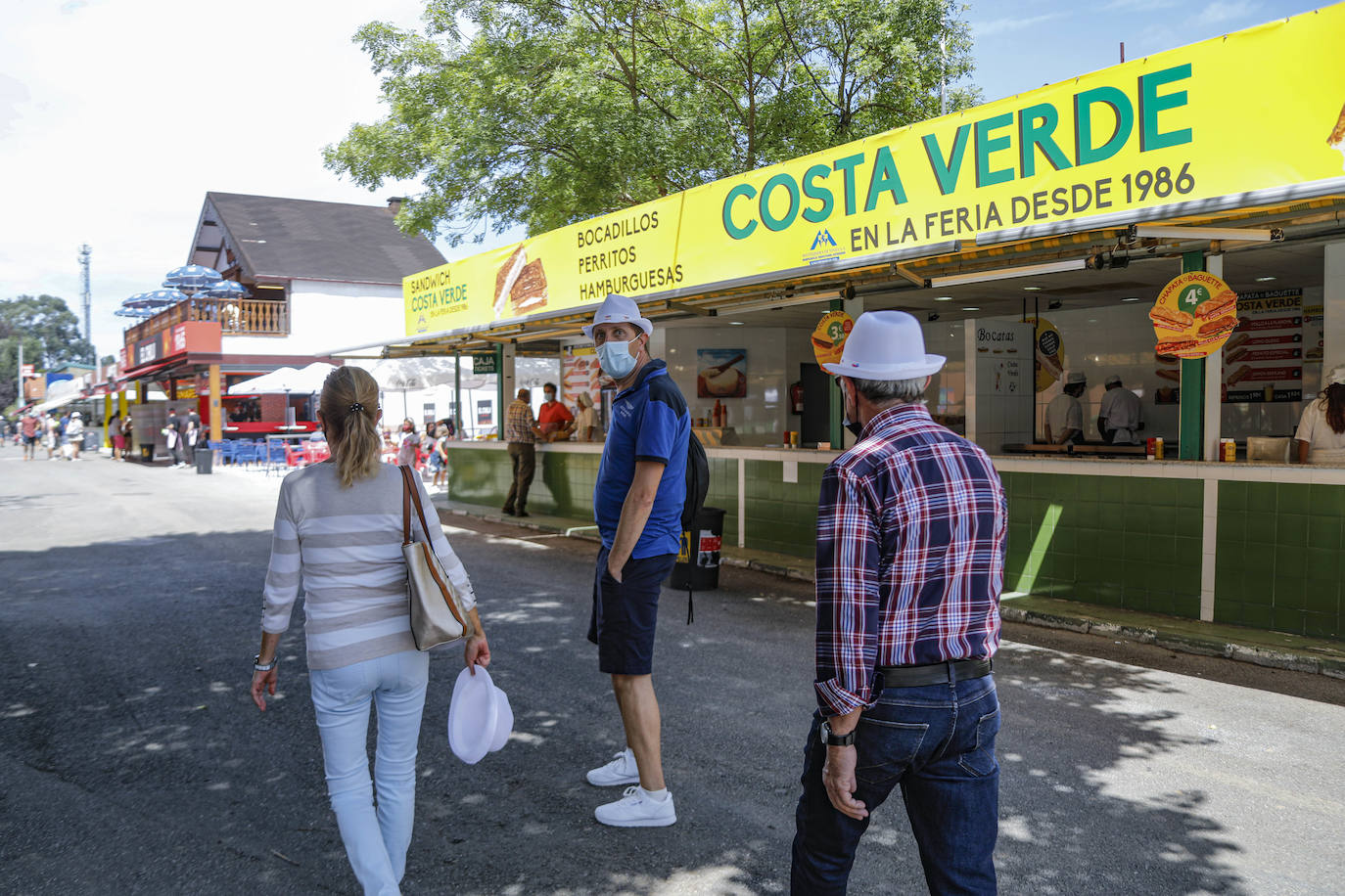 La primera jornada de la Feria de Muestras del Principado de Asturias (Fidma) ha arrancado con largas colas en el acceso al recinto y estrictas medidas de seguridad frente a la covid. Una vez dentro, los visitantes han podido disfrutar de todos los estands que se exponen en el recinto Luis Adaro, que en esta ocasión ha visto su aforo simultaneo reducido al 50 % para evitar aglomeraciones 