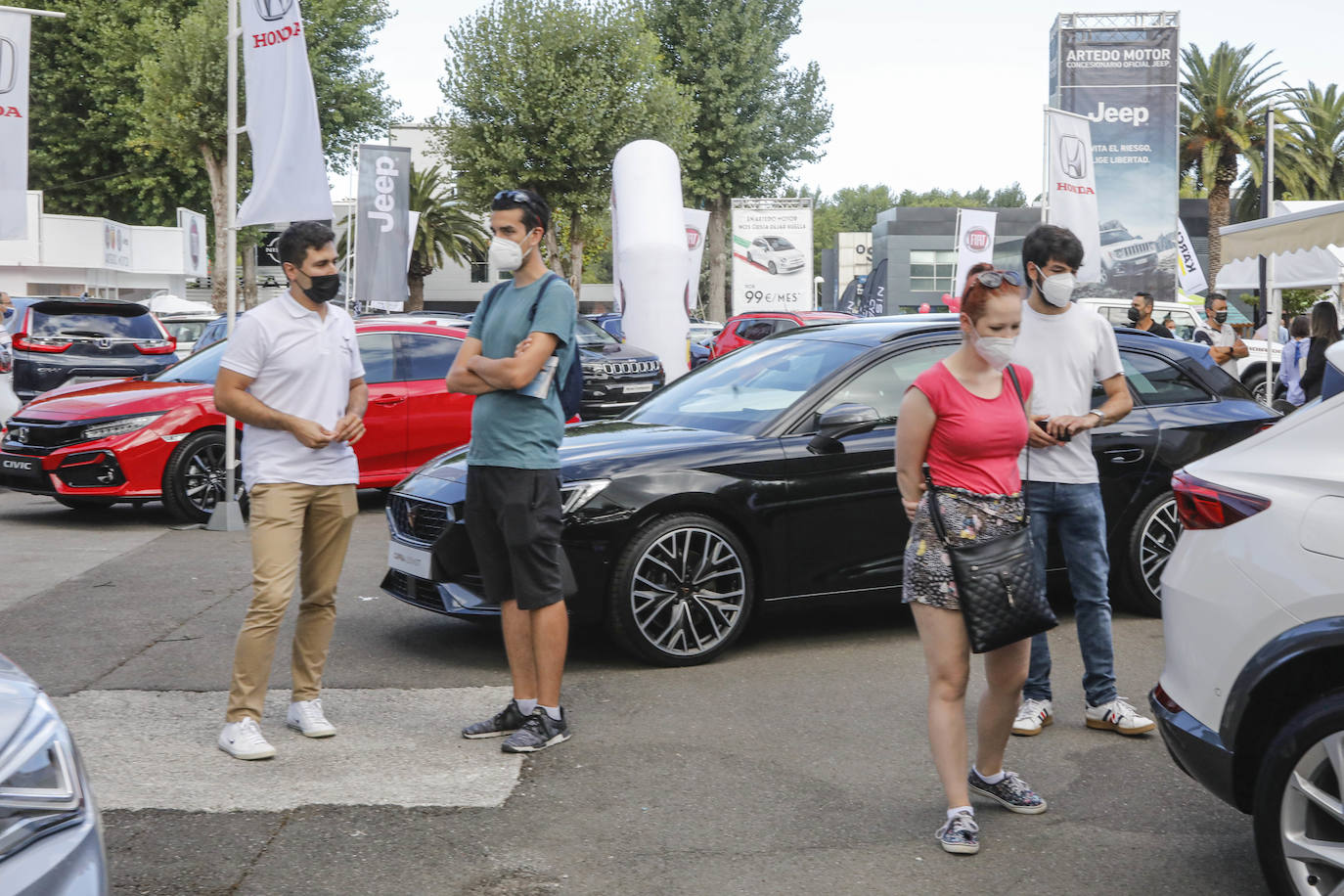 La primera jornada de la Feria de Muestras del Principado de Asturias (Fidma) ha arrancado con largas colas en el acceso al recinto y estrictas medidas de seguridad frente a la covid. Una vez dentro, los visitantes han podido disfrutar de todos los estands que se exponen en el recinto Luis Adaro, que en esta ocasión ha visto su aforo simultaneo reducido al 50 % para evitar aglomeraciones 