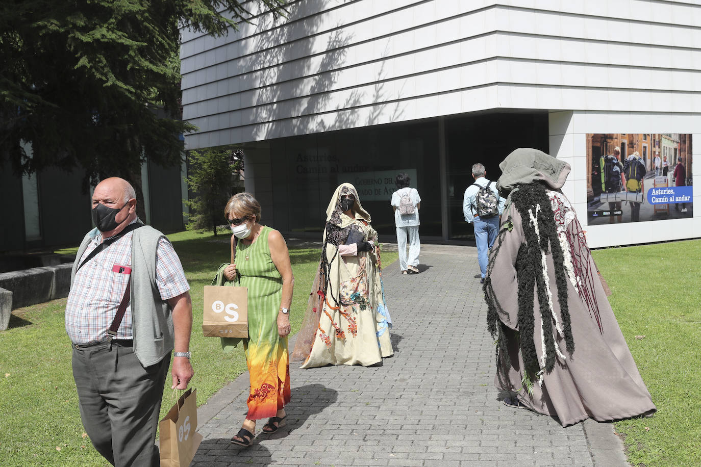 La primera jornada de la Feria de Muestras del Principado de Asturias (Fidma) ha arrancado con largas colas en el acceso al recinto y estrictas medidas de seguridad frente a la covid. Una vez dentro, los visitantes han podido disfrutar de todos los estands que se exponen en el recinto Luis Adaro, que en esta ocasión ha visto su aforo simultaneo reducido al 50 % para evitar aglomeraciones 