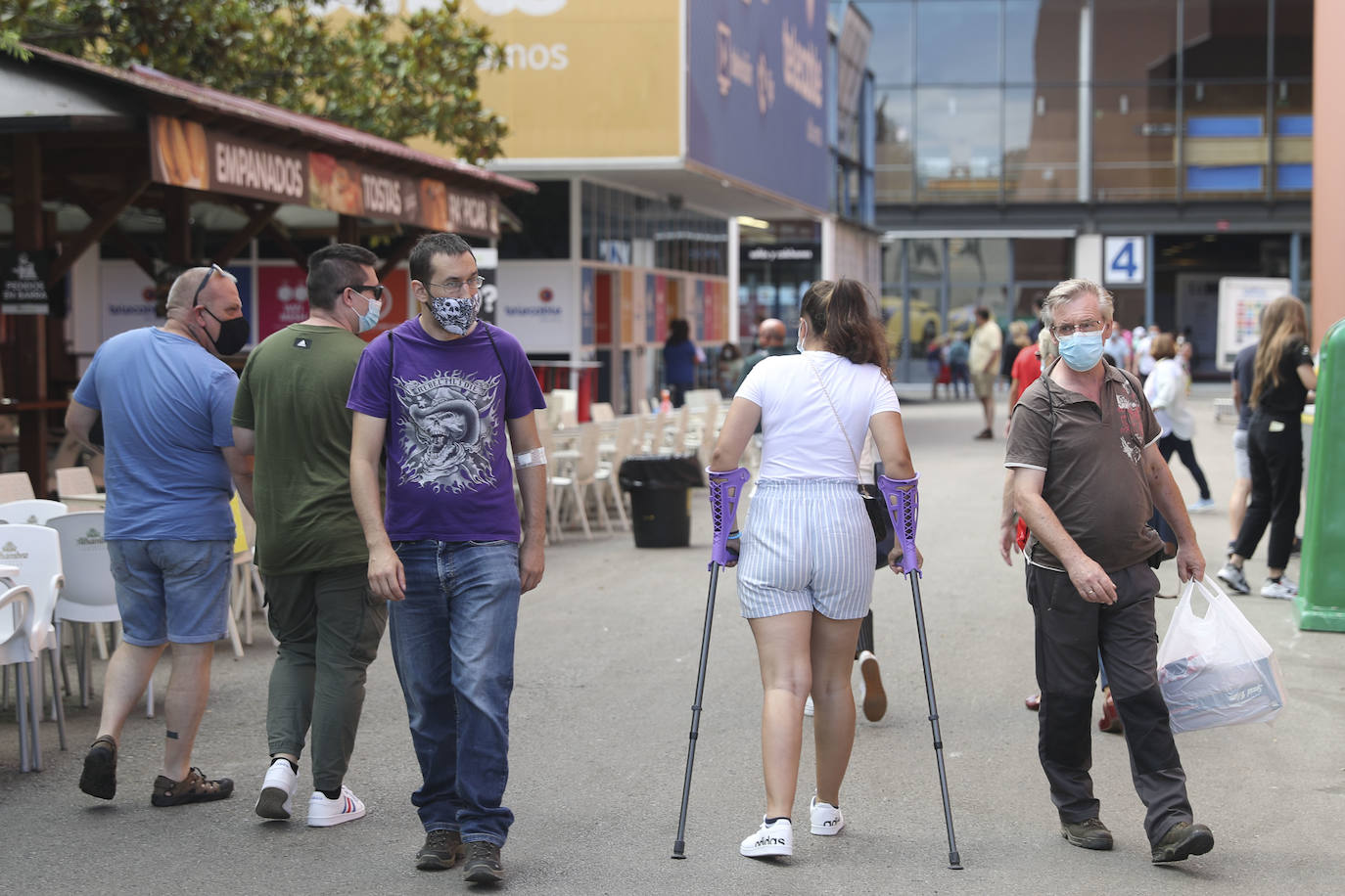 La primera jornada de la Feria de Muestras del Principado de Asturias (Fidma) ha arrancado con largas colas en el acceso al recinto y estrictas medidas de seguridad frente a la covid. Una vez dentro, los visitantes han podido disfrutar de todos los estands que se exponen en el recinto Luis Adaro, que en esta ocasión ha visto su aforo simultaneo reducido al 50 % para evitar aglomeraciones 