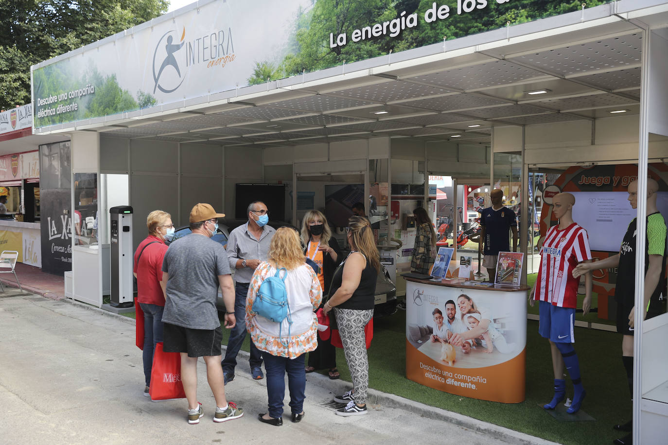 La primera jornada de la Feria de Muestras del Principado de Asturias (Fidma) ha arrancado con largas colas en el acceso al recinto y estrictas medidas de seguridad frente a la covid. Una vez dentro, los visitantes han podido disfrutar de todos los estands que se exponen en el recinto Luis Adaro, que en esta ocasión ha visto su aforo simultaneo reducido al 50 % para evitar aglomeraciones 