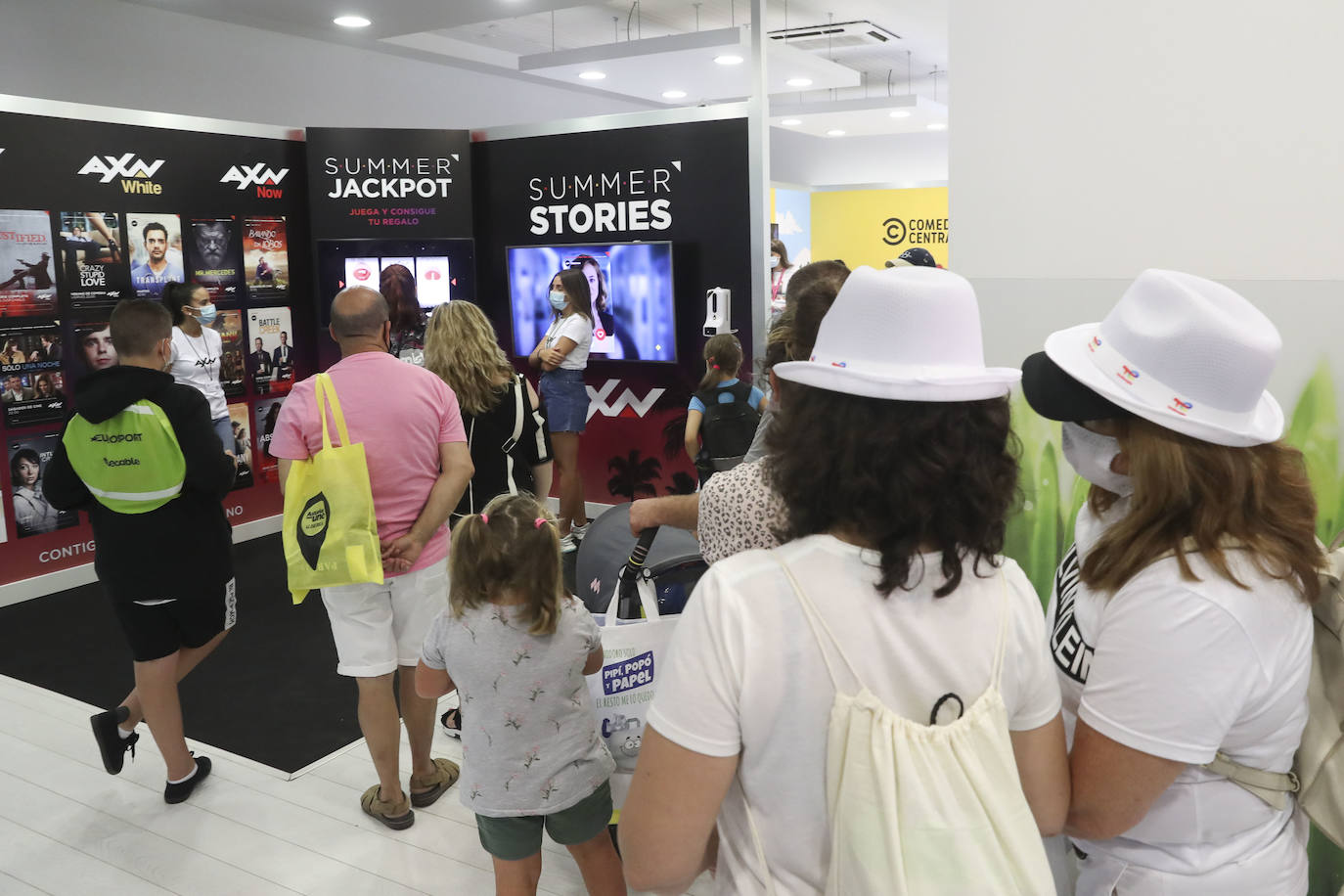 La primera jornada de la Feria de Muestras del Principado de Asturias (Fidma) ha arrancado con largas colas en el acceso al recinto y estrictas medidas de seguridad frente a la covid. Una vez dentro, los visitantes han podido disfrutar de todos los estands que se exponen en el recinto Luis Adaro, que en esta ocasión ha visto su aforo simultaneo reducido al 50 % para evitar aglomeraciones 