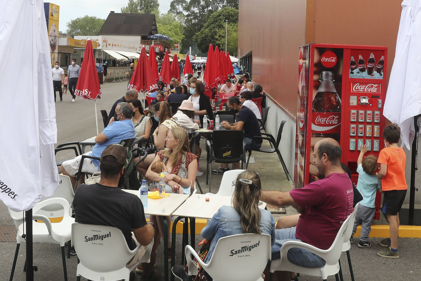 La primera jornada de la Feria de Muestras del Principado de Asturias (Fidma) ha arrancado con largas colas en el acceso al recinto y estrictas medidas de seguridad frente a la covid. Una vez dentro, los visitantes han podido disfrutar de todos los estands que se exponen en el recinto Luis Adaro, que en esta ocasión ha visto su aforo simultaneo reducido al 50 % para evitar aglomeraciones 