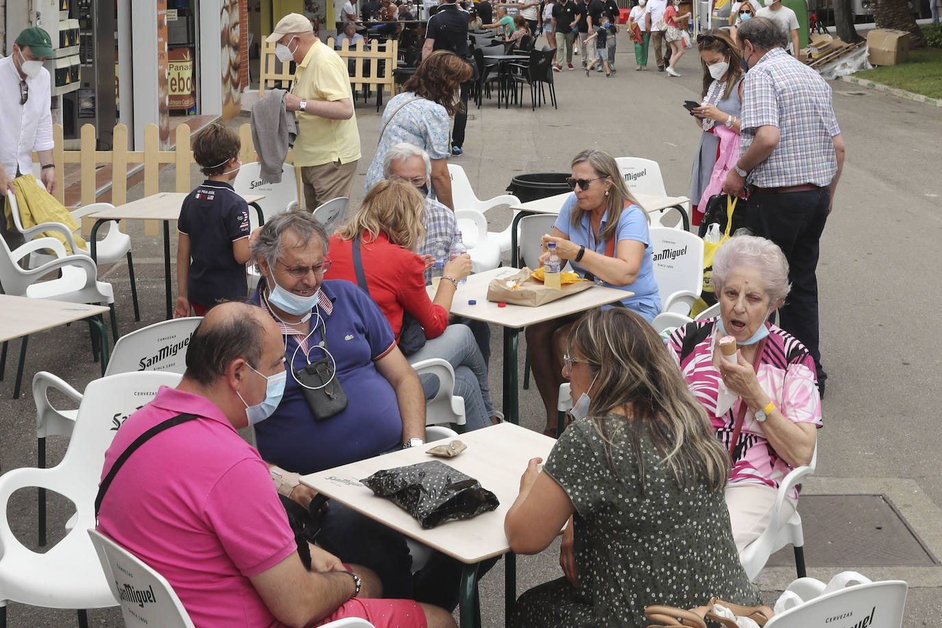 La primera jornada de la Feria de Muestras del Principado de Asturias (Fidma) ha arrancado con largas colas en el acceso al recinto y estrictas medidas de seguridad frente a la covid. Una vez dentro, los visitantes han podido disfrutar de todos los estands que se exponen en el recinto Luis Adaro, que en esta ocasión ha visto su aforo simultaneo reducido al 50 % para evitar aglomeraciones 