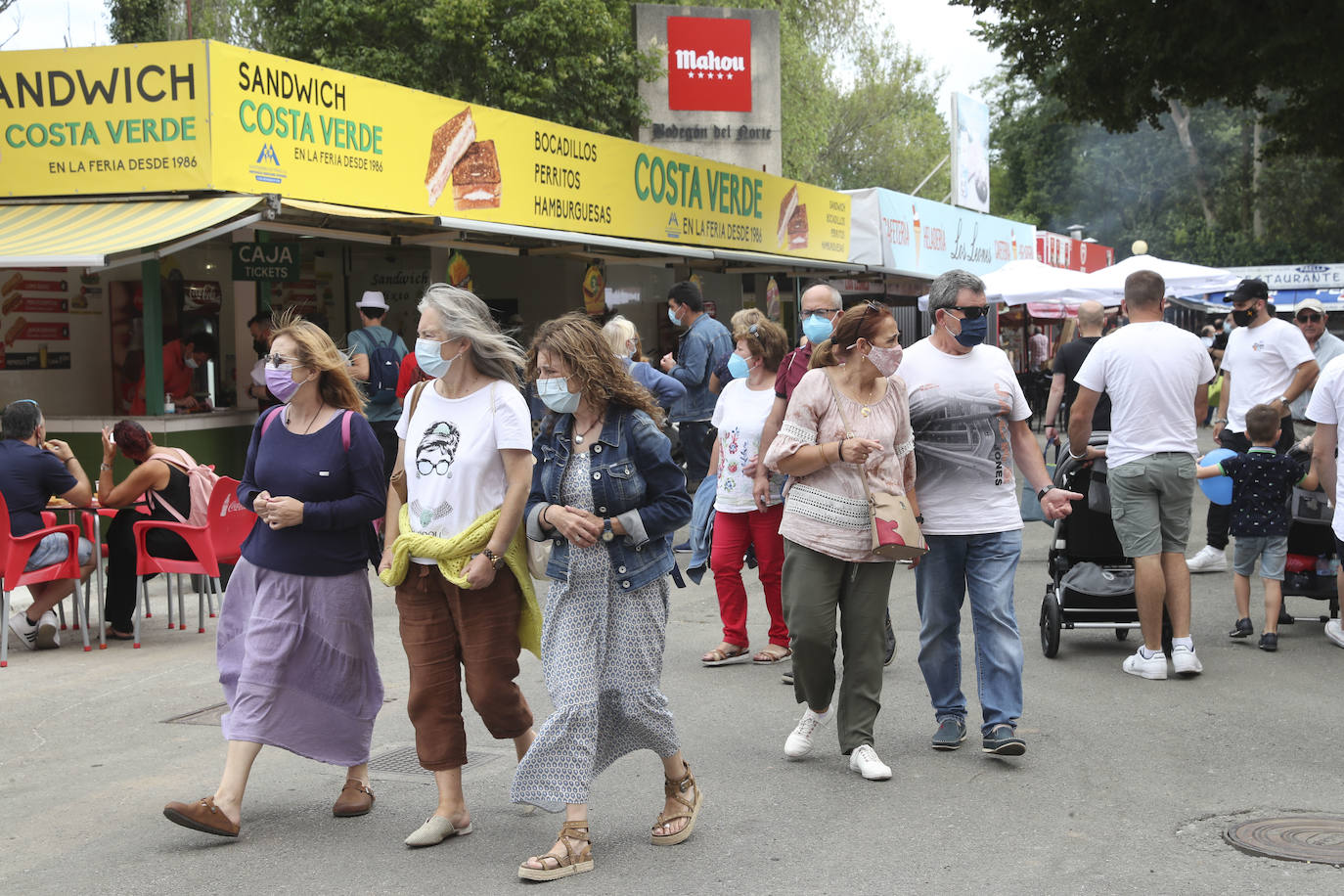 La primera jornada de la Feria de Muestras del Principado de Asturias (Fidma) ha arrancado con largas colas en el acceso al recinto y estrictas medidas de seguridad frente a la covid. Una vez dentro, los visitantes han podido disfrutar de todos los estands que se exponen en el recinto Luis Adaro, que en esta ocasión ha visto su aforo simultaneo reducido al 50 % para evitar aglomeraciones 