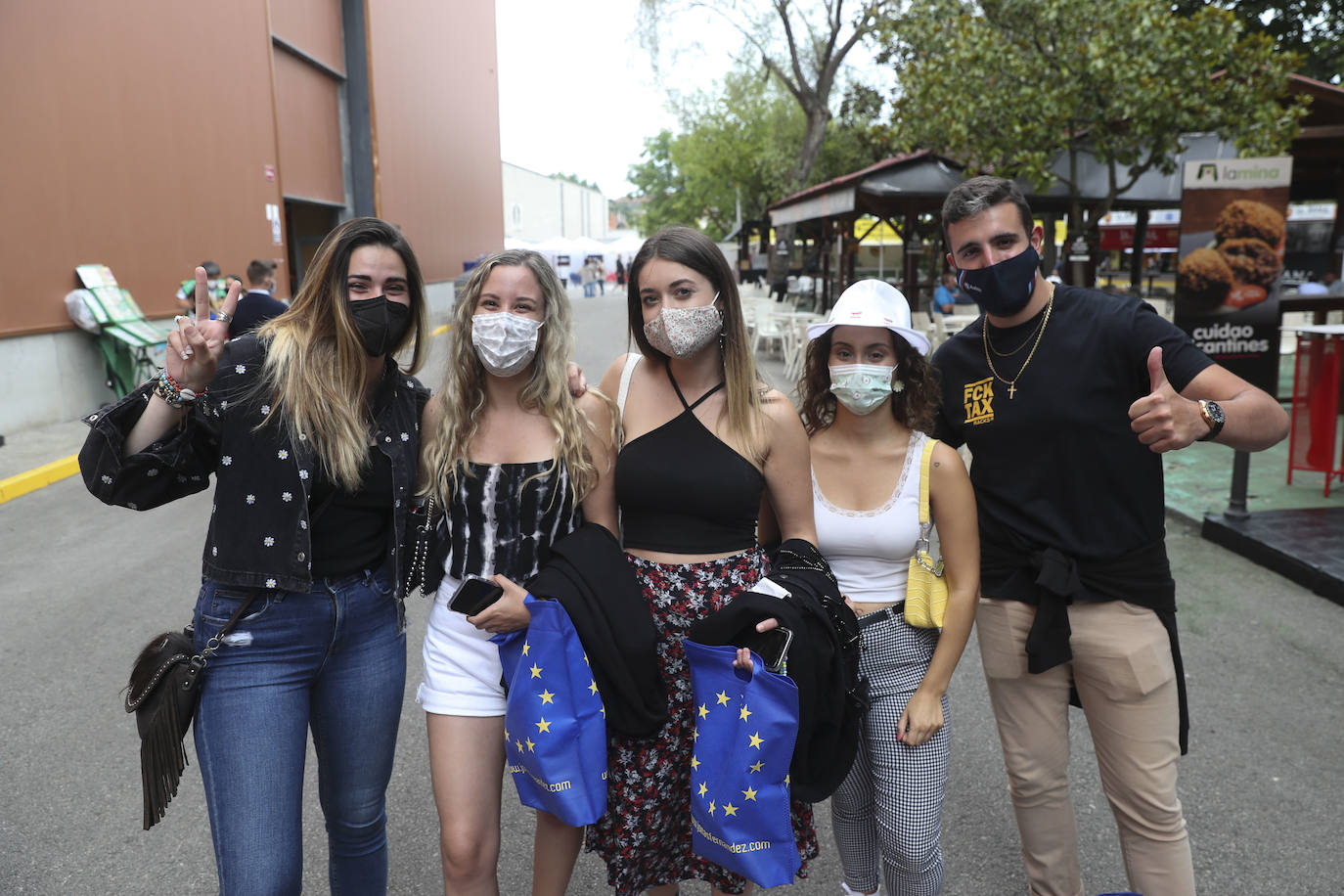 La primera jornada de la Feria de Muestras del Principado de Asturias (Fidma) ha arrancado con largas colas en el acceso al recinto y estrictas medidas de seguridad frente a la covid. Una vez dentro, los visitantes han podido disfrutar de todos los estands que se exponen en el recinto Luis Adaro, que en esta ocasión ha visto su aforo simultaneo reducido al 50 % para evitar aglomeraciones 