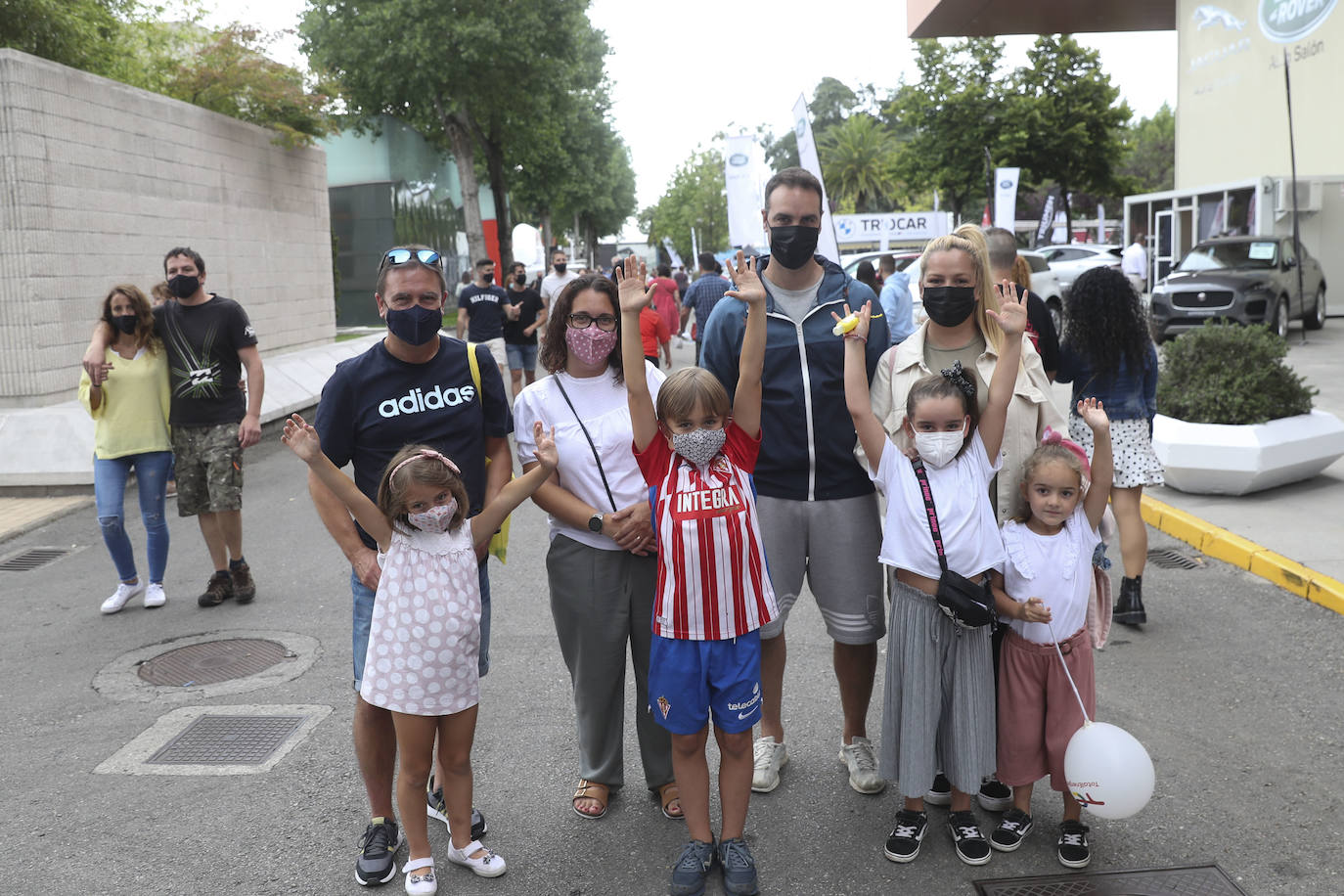 La primera jornada de la Feria de Muestras del Principado de Asturias (Fidma) ha arrancado con largas colas en el acceso al recinto y estrictas medidas de seguridad frente a la covid. Una vez dentro, los visitantes han podido disfrutar de todos los estands que se exponen en el recinto Luis Adaro, que en esta ocasión ha visto su aforo simultaneo reducido al 50 % para evitar aglomeraciones 