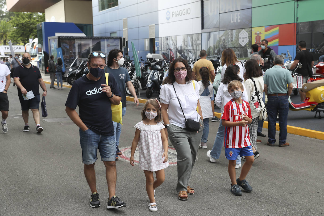 La primera jornada de la Feria de Muestras del Principado de Asturias (Fidma) ha arrancado con largas colas en el acceso al recinto y estrictas medidas de seguridad frente a la covid. Una vez dentro, los visitantes han podido disfrutar de todos los estands que se exponen en el recinto Luis Adaro, que en esta ocasión ha visto su aforo simultaneo reducido al 50 % para evitar aglomeraciones 