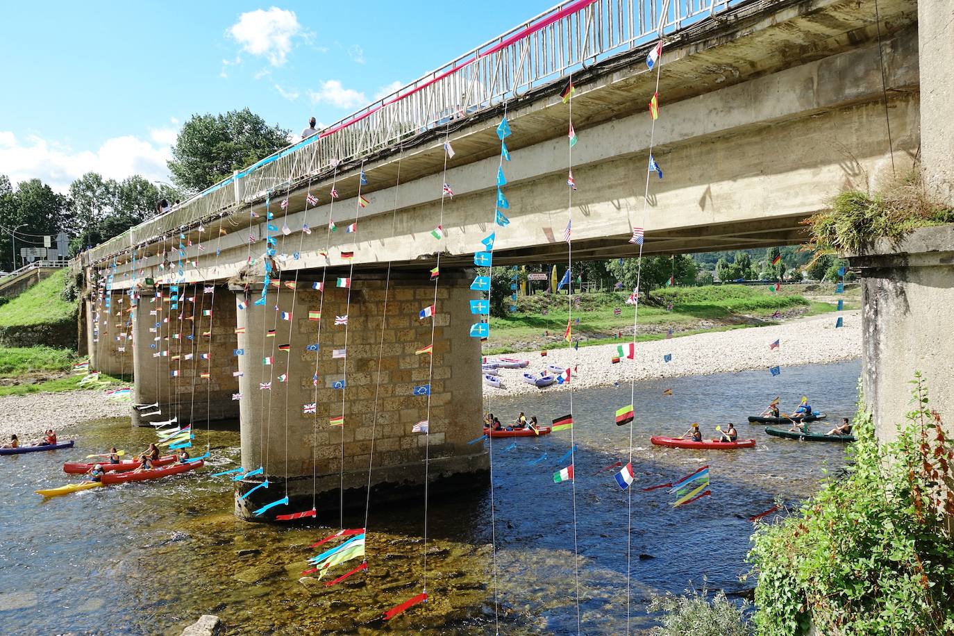 Por segundo agosto consecutivo, el Sella no vive la tradicional competición y tampoco hay folixa. Pero la pandemia no ha logrado mermar el ánimo de todas las personas que se han lanzado este sábado en sus canoas a las aguas del río.