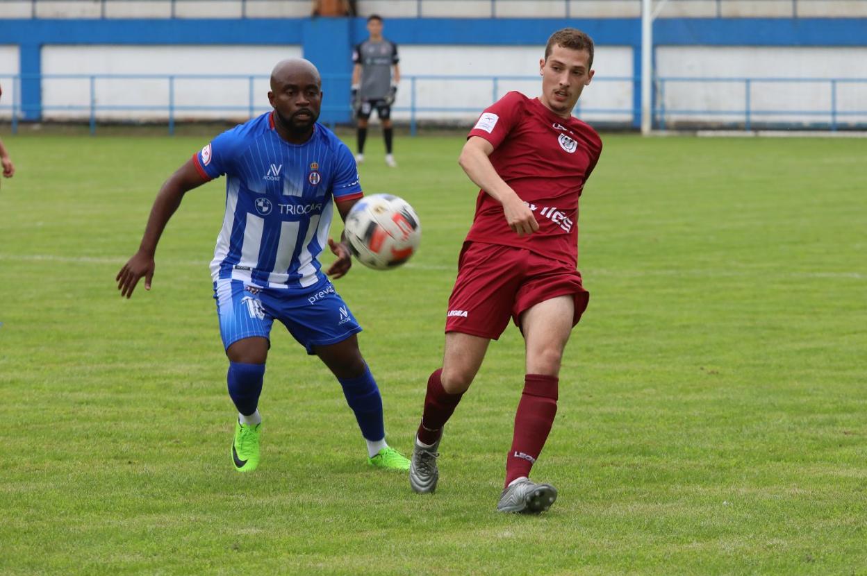 Cedrick Mabwati presiona a un jugador del Llaranes en el Trofeo San Lorenzo del martes.