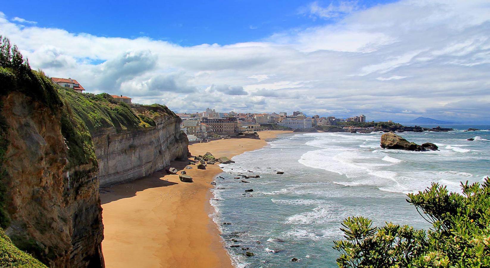 Biarritz: Esta ciudad ubicada frente a la costa vasca y al pie de los Pirineos Atlánticos, es otro de esos lugares privilegiados desde los que disfrutar del Cantábrico. Pasear por su litoral es uno de esos planes gratis que no podrás evitar en esta ciudad repleta de playa, surf, tiendas y selectos restaurantes. Otro gran mirador es su faro, el cual se eleva a más de 70 metros sobre el cabo Hainsart, pero para disfrutar de su impresionante panorámica tendrás que superar antes sus más de 200 escalones.