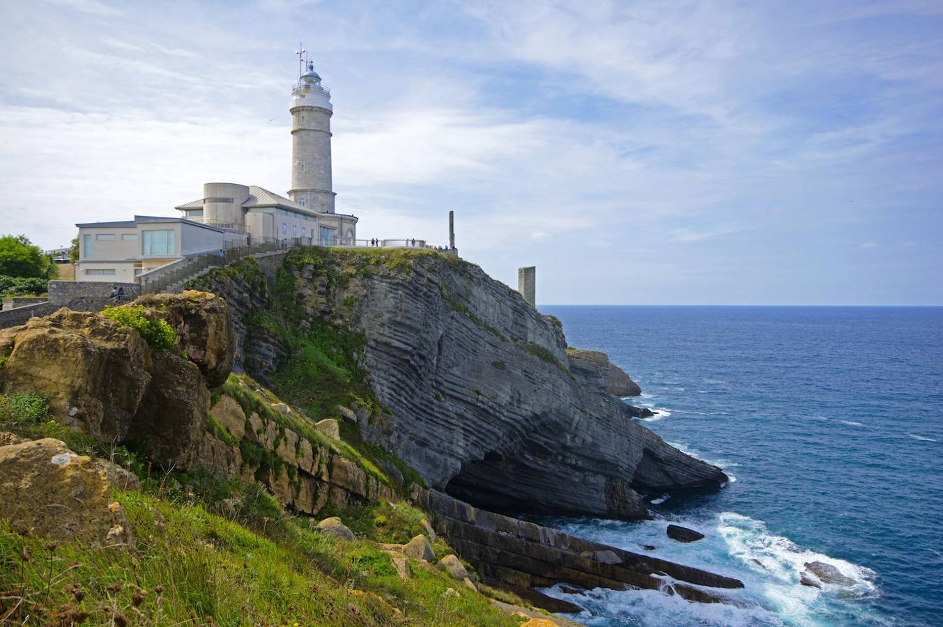 Faro de Cabo Mayor: El Faro de Cabo Mayor se encuentra presidiendo la entrada de la Bahía de Santander y en su entorno se encuentra otro de esos privilegiados balcones al mar y a la ciudad. 