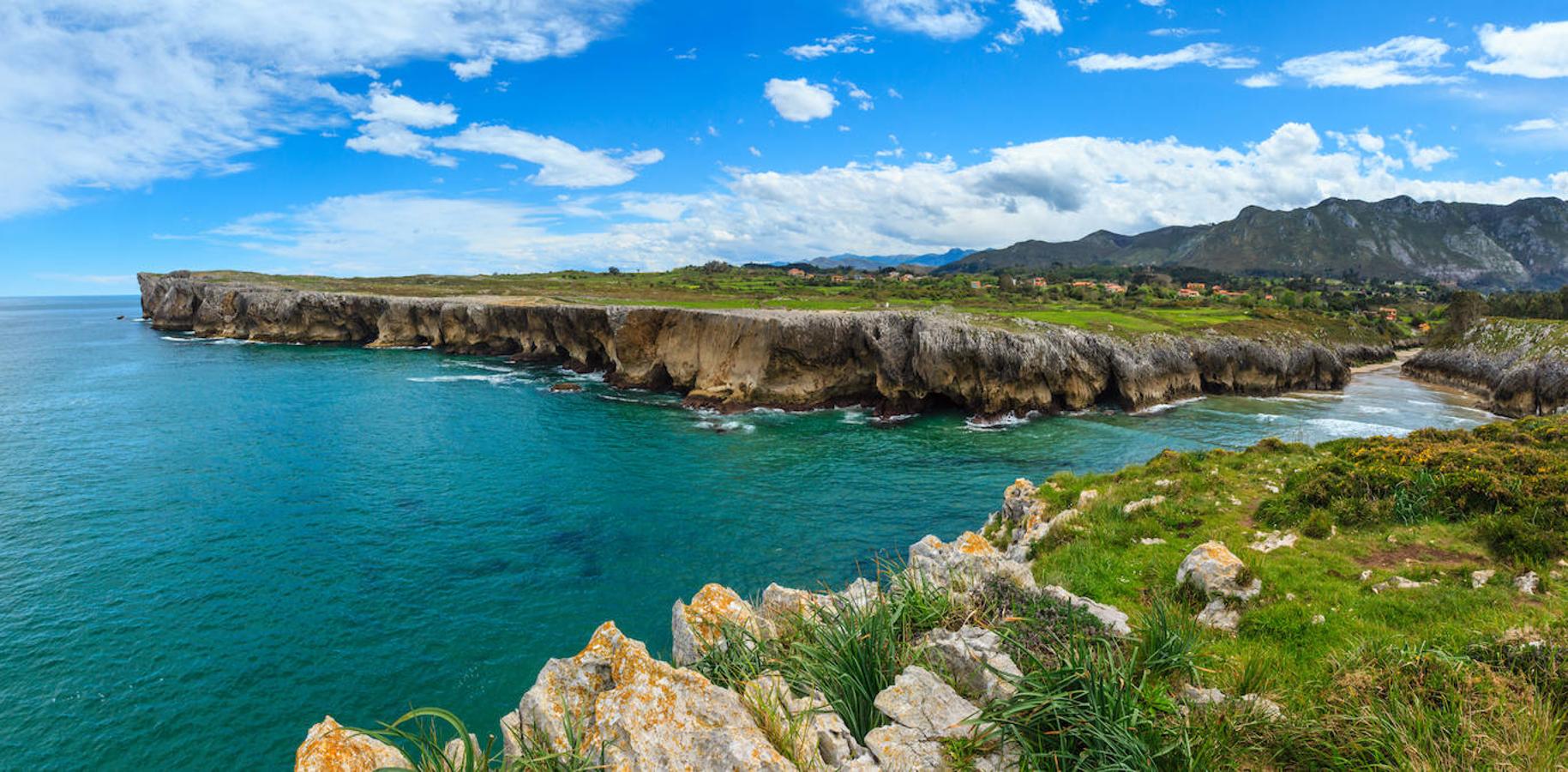 Acantilados de Guadamía: En la costa oriental de Asturias y al lado de la playa de Guadamía, se encuentran los acantilados del mismo nombre. Imponentes paredes rocosas que el mar y el viento han ido transformando con el paso de los años, concediéndoles formas sorprendentes y formando un imponente entorno kárstico. Otro impresionante mirador al imponente Cantábrico y a los bufones de Llanes.